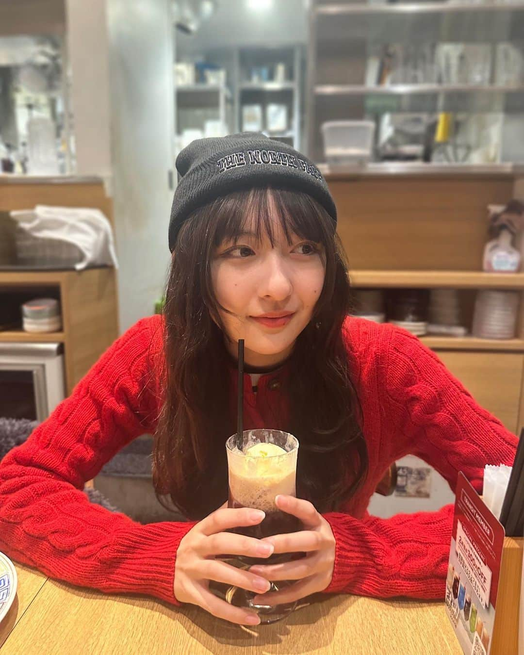 横山莉華のインスタグラム：「明日から #12月 だね #クリームコーラ 飲んだよ🍒 #04」