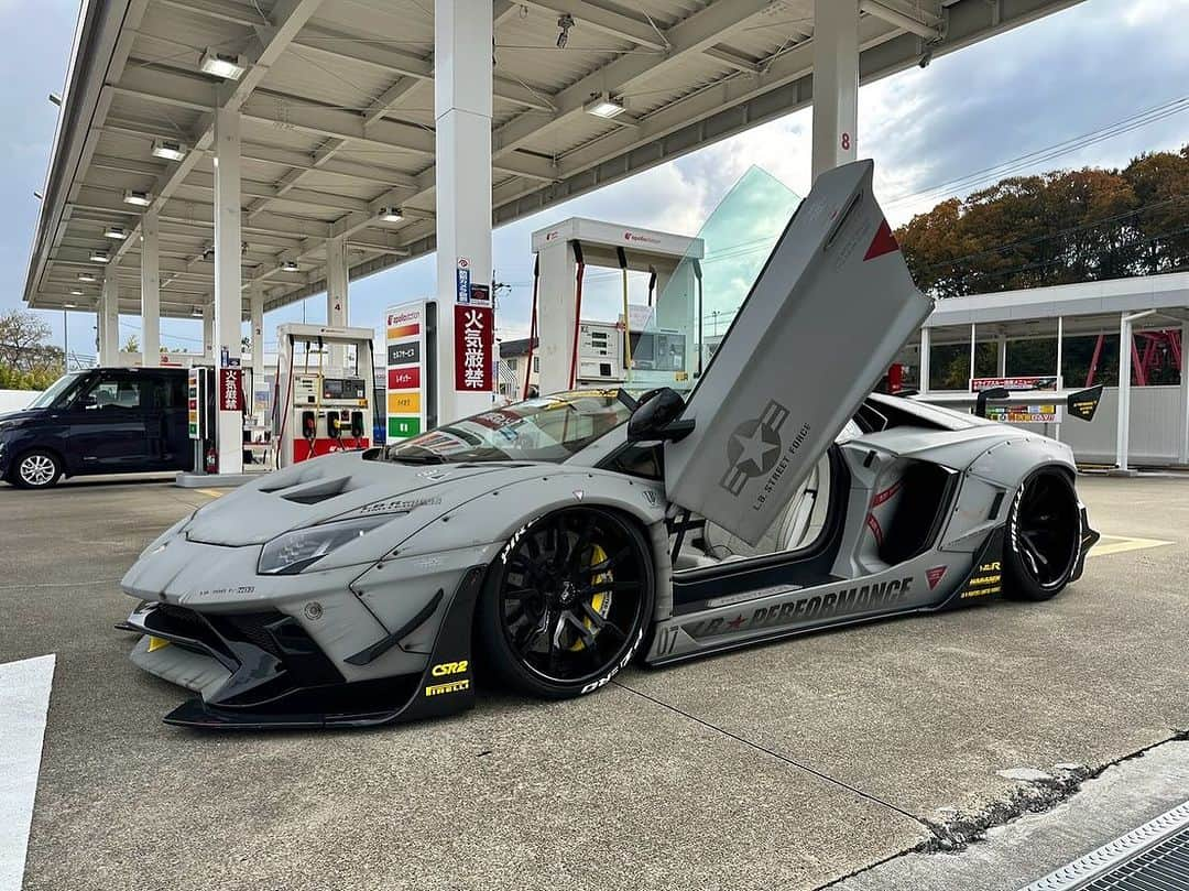 Wataru Katoのインスタグラム：「LIBERTY WALK 　　LBWK LB★WORKS LAMBORGHINI AVENTADOR  FIGHTER F15 USA🇺🇸  @lamborghini @armytrix_official  @toyotires  @teamtoyousa  @teamtoyotiresjp  @libertywalk_yasu0092  @libertywalk_osaka  @libertywalk_tokyo_harajuku  #libertywalk #lbworks #lamborghiniaventador  #supercar #zero#fighter plane #fighter #嘉手納基地 #米軍 #沖縄 #usa #toyotires  #thank #thankyou」