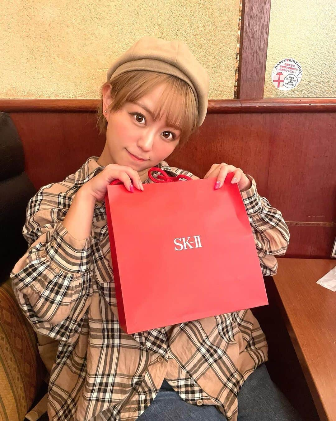 亜矢みつき（神谷充希）さんのインスタグラム写真 - (亜矢みつき（神谷充希）Instagram)「❤️ サプライズすぎて、目ん玉とびでた👀⚡️  あずっちょと豊てぃんが みき丸にpresentくれたよお‼︎ 先月の誕生日配信のとき、具合わるくて行けなくて プレゼント用意してくれてたみたい🥹  ちょっぴり大人のSKⅱ❤️ そろそろ大人目指すもんねっ‼︎ お肌ぴかぴか目指すね❇️ ありがちょー！  @azu_misaki  @toyochan_nextstage   #sk2」11月30日 23時20分 - ma.yamitsuki