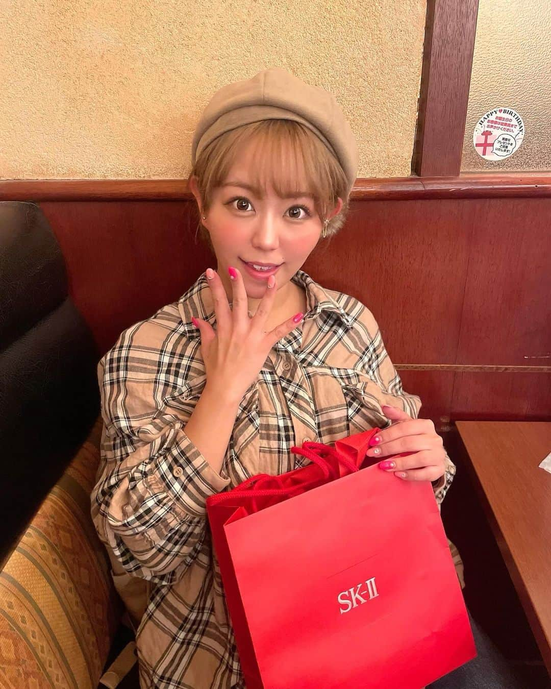 亜矢みつき（神谷充希）のインスタグラム：「❤️ サプライズすぎて、目ん玉とびでた👀⚡️  あずっちょと豊てぃんが みき丸にpresentくれたよお‼︎ 先月の誕生日配信のとき、具合わるくて行けなくて プレゼント用意してくれてたみたい🥹  ちょっぴり大人のSKⅱ❤️ そろそろ大人目指すもんねっ‼︎ お肌ぴかぴか目指すね❇️ ありがちょー！  @azu_misaki  @toyochan_nextstage   #sk2」