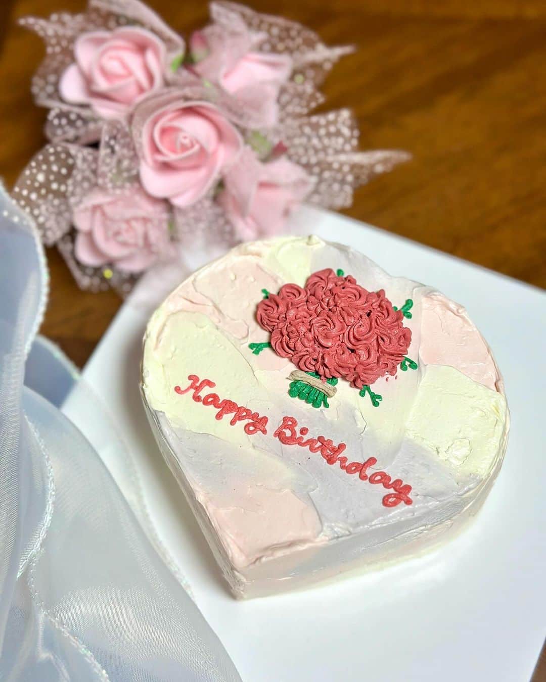 浅井麻里さんのインスタグラム写真 - (浅井麻里Instagram)「🎂世界に一つだけのオリジナルケーキ🎂 ⁡ 🎉Happy Birthday🎉 ⁡ とっても可愛いケーキでお祝い❤️🎂 ⁡ これね、@cakeshop.jp でオーダーした、 世界に一つだけのケーキなの✨🥰 ⁡ クリームがバラのブーケになってるのとか ユニークで素敵✨🌹 ⁡ ネットで、ベースやカラーリング、 文字とかデコレーションとかを選んで、 自分好みにカスタマイズできてオーダーが楽しい♬👏 ⁡ 誕生日のお祝いだけじゃなくて、 推し活とかクリスマスケーキにもオススメ❣️🍰 ⁡ バタークリームのケーキだから、 甘すぎなくて美味しかった❤️😋 ⁡ ⁡ #PR #cakeshop #オリジナルケーキ #カスタマイズケーキ #誕生日ケーキ #推しケーキ #韓国ケーキ #センイルケーキ #サプライズケーキ #デコレーションケーキ #ケーキ #誕生日 #誕生日プレゼント #クリスマスケーキ #記念日 #クリスマスギフト #happybirthday #Christmascake #birthdaycake #オーダーケーキ #韓国っぽ #サプライズ #お祝い #世界に一つ #推し活 #オーダーケーキ東京  #オーダーケーキ名古屋」11月30日 23時22分 - mari_asai_625