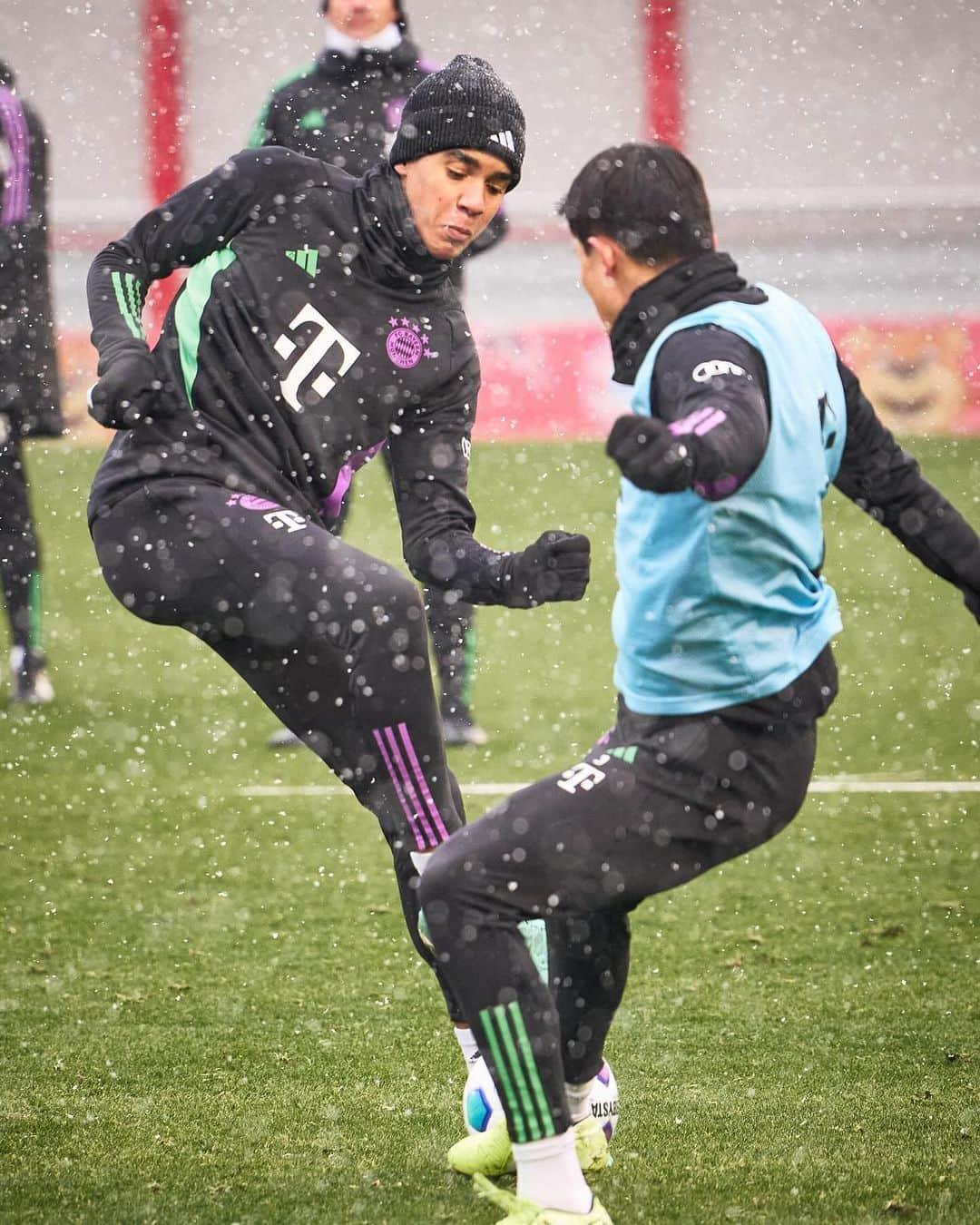 バイエルン・ミュンヘンのインスタグラム：「❄️ 𝗧𝗵𝗲 𝗴𝗿𝗶𝗻𝗱 𝗻𝗲𝘃𝗲𝗿 𝘀𝘁𝗼𝗽𝘀 😤🔜 #Bundesliga️  #FCBayern #MiaSanMia」