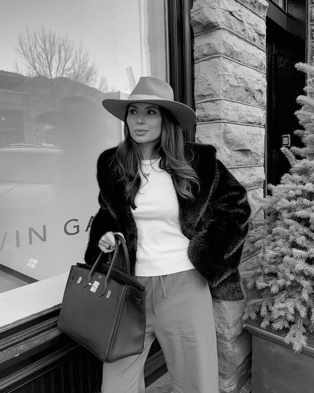 Marianna Hewittのインスタグラム：「when in aspen 🧡 @hermes」