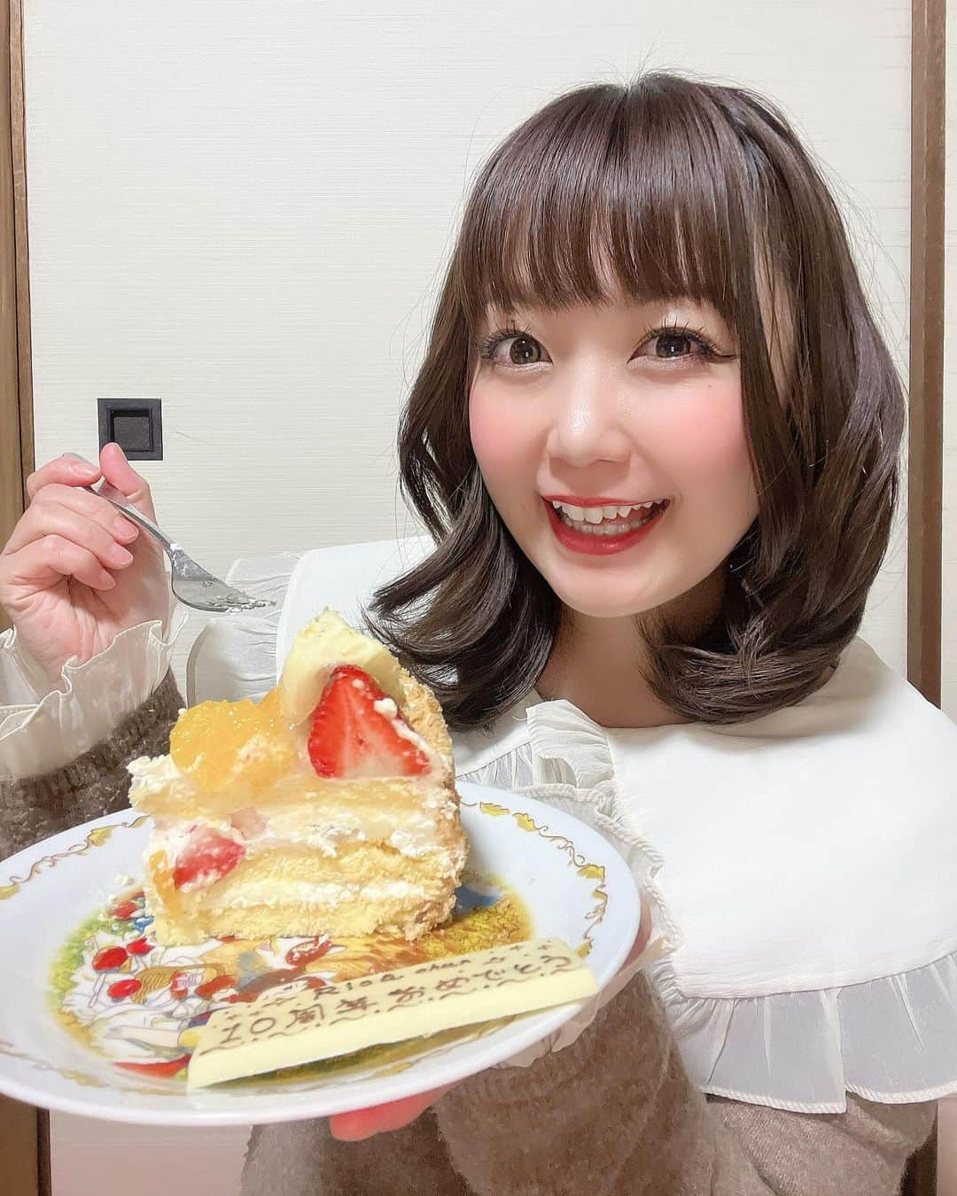 嶋梨夏のインスタグラム：「ママパパが地元の大好きなケーキ屋さんでフルーツたっぷりのお祝いケーキを買って来てくれていて、とっても美味しくて幸せな10周年記念日でした☺️💓 . . . . . #被写体 #お仕事依頼受付中 #10周年 #10thanniversary #デビュー10周年 #11月29日 #お祝いケーキ #お祝い #ケーキ #cake #むちむち #ぷに子 #アラサー女子 #平成元年生まれ #150cm #ファインダー越しの私の世界 #ポートレート #ポートレート撮影 #女優 #actress #photooftheday #JAPAN #japanesegirl #instagood #followme #ricashima #嶋梨夏」