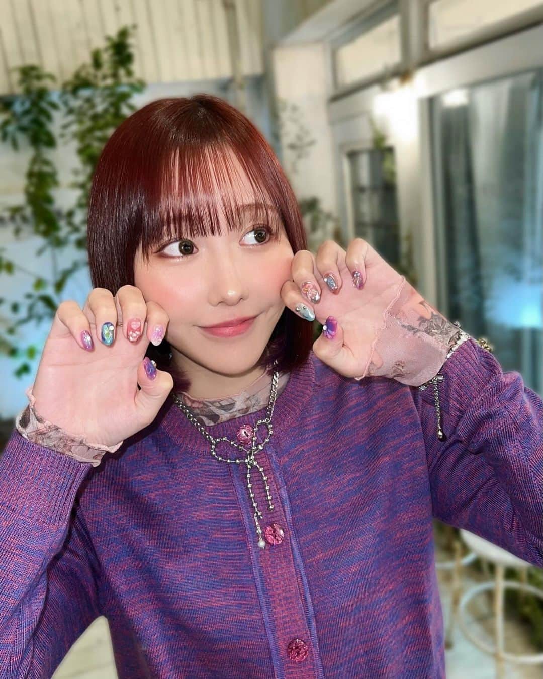 神成藍子のインスタグラム：「今回のネイルまじでお気に入りすぎる😭😭😭💓💓💓💓色味可愛すぎてやばいしキラキラトゥルトゥルで可愛すぎるしハートとかリボンとか星とかが魔法使えそうで可愛い🥹💓親指の色は着てるセーターみたいな色にしてくださいってゆったらイメージ通りすぎる色になった🥹💓 寝て起きたら魔法少女になってるかもしれない🥹🪄🫧💕  #ネイル」