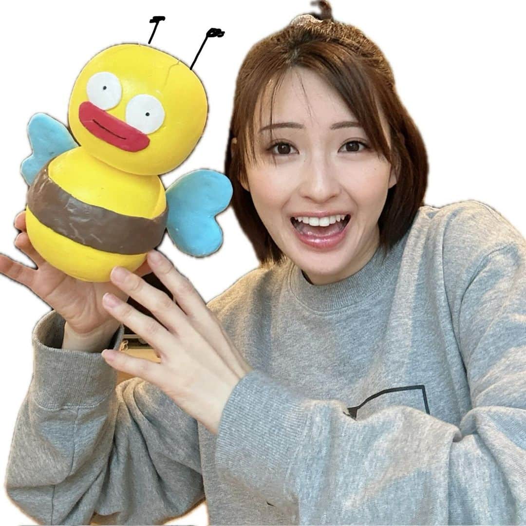 井上小百合さんのインスタグラム写真 - (井上小百合Instagram)「来年1月3日～ #国際フォーラム にて 幕を開ける、詩楽劇『 #沙羅の光 』の お稽古が始まりました。  『シェルブールの雨傘』の東京公演が終わって、 地方公演に旅立つ前に、一気に フランスから平安時代にやって参りました。笑  素敵な装束を身にまとい、 日本舞踊、歌、和楽器と、、本当に豪華で 新春に相応しい作品！ 𓀷𓀷𓀷  とはいえ本当に豪華なお衣装で、とっても 重みが、、、、色んな意味で笑  これまで時代劇の経験や、和装をする機会は ありましたが、ここまでのものは初めてです…！  それもそのはず、創業205年の、歴史ある 井筒さんが特別に製作した貴重な装束なのです。  ビジュアル撮影では十二単を着させていただきましたが、 本番のお衣装もまた色々と、素敵なものばかりです。 その分、捌きも難しいので、頑張らねばです。  そして、私の日本舞踊のご恩師様である、 家元、尾上菊之丞さんとの共演・演出も とても光栄な機会であると思っています。  日本の伝統文化を感じながら、お稽古に励んでおります。  年末年始はそんなこんななお稽古の日々なので、 尚のこと、先日地元でのお仕事で 里帰りできたのが幸運でした！！  ーーー  余談です～ ¨̮  一重に、〈お芝居したい！〉と言っても様々な 幅があり、舞台と映像、声の芝居などなど、 それぞれに違いがあります。  更には、ミュージカルからストレート、 コメディからシリアス、 和物から洋物、 時代ものから現代もの、 男の子の役や、ぶっ飛んだ役まで、 全てができる役者になるのが自分の目標です。  今年は、映画の公開に始まり、 小学生の男の子の役をやったり、ミュージカルを3本、 そして、来年にかけてこの和物作品と 幅広く経験することができました。  どんな役、作品であっても、 井上小百合なら！と、思っていただけるような 役者さんになりたいです。🌱  てなわけで、地元の景色と、文面とは全く関係ない ハチ太郎くんとの写真です。笑」11月30日 23時26分 - sayuri_inoue.official