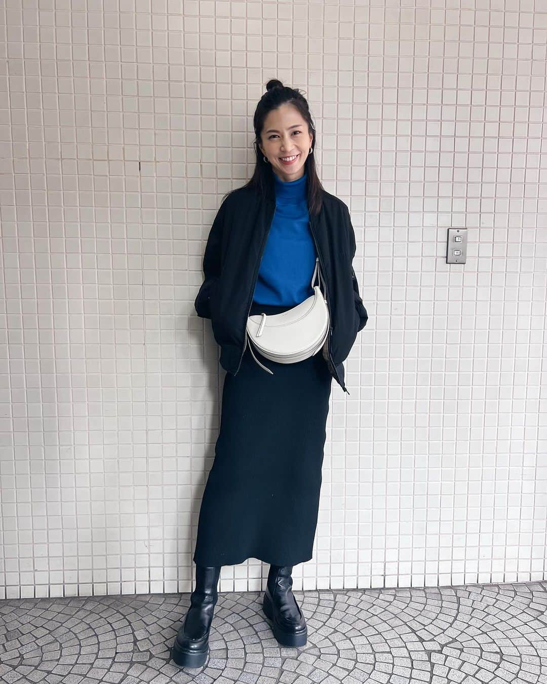 安田美沙子さんのインスタグラム写真 - (安田美沙子Instagram)「いつかの私服。  展示会で持ってないものをオーダーしよう！  と悩んで鮮やかなブルーのハイネックにしました💙  新鮮や！！  最後はboysの私服🤍  knit.. @wrapinknot_official  skirt.. @hereiam.official  shoes.. @alm._official  bag.. @polene_paris  pirece.. @vasic_japan  #ootd #みさこファッション」11月30日 23時27分 - yasuda_misako