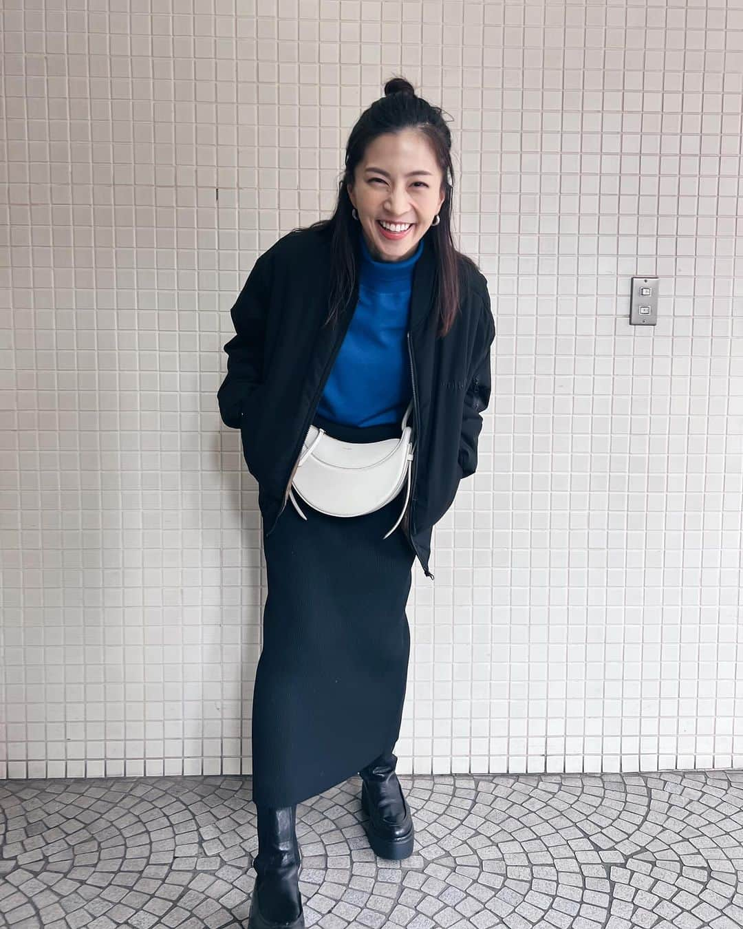 安田美沙子さんのインスタグラム写真 - (安田美沙子Instagram)「いつかの私服。  展示会で持ってないものをオーダーしよう！  と悩んで鮮やかなブルーのハイネックにしました💙  新鮮や！！  最後はboysの私服🤍  knit.. @wrapinknot_official  skirt.. @hereiam.official  shoes.. @alm._official  bag.. @polene_paris  pirece.. @vasic_japan  #ootd #みさこファッション」11月30日 23時27分 - yasuda_misako