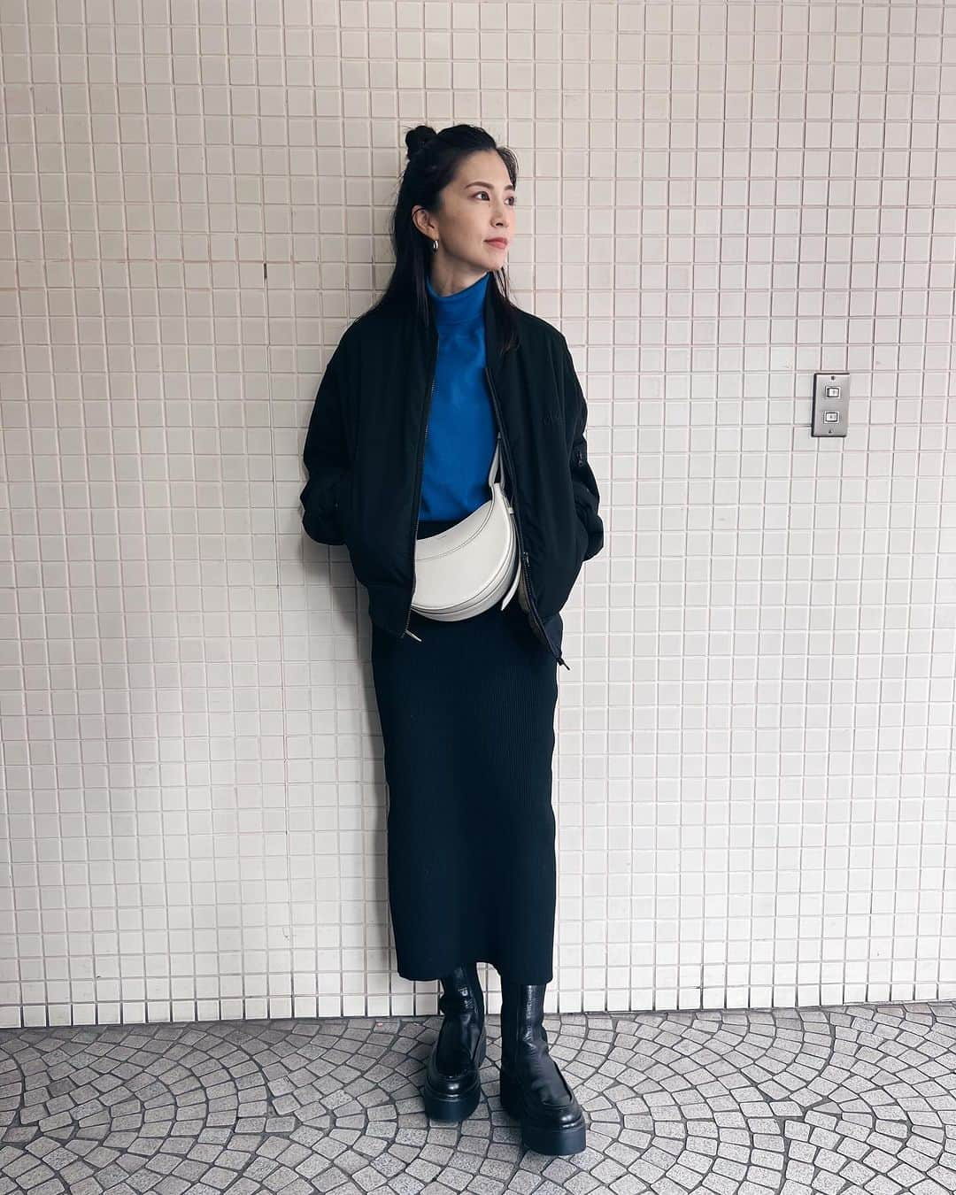 安田美沙子さんのインスタグラム写真 - (安田美沙子Instagram)「いつかの私服。  展示会で持ってないものをオーダーしよう！  と悩んで鮮やかなブルーのハイネックにしました💙  新鮮や！！  最後はboysの私服🤍  knit.. @wrapinknot_official  skirt.. @hereiam.official  shoes.. @alm._official  bag.. @polene_paris  pirece.. @vasic_japan  #ootd #みさこファッション」11月30日 23時27分 - yasuda_misako