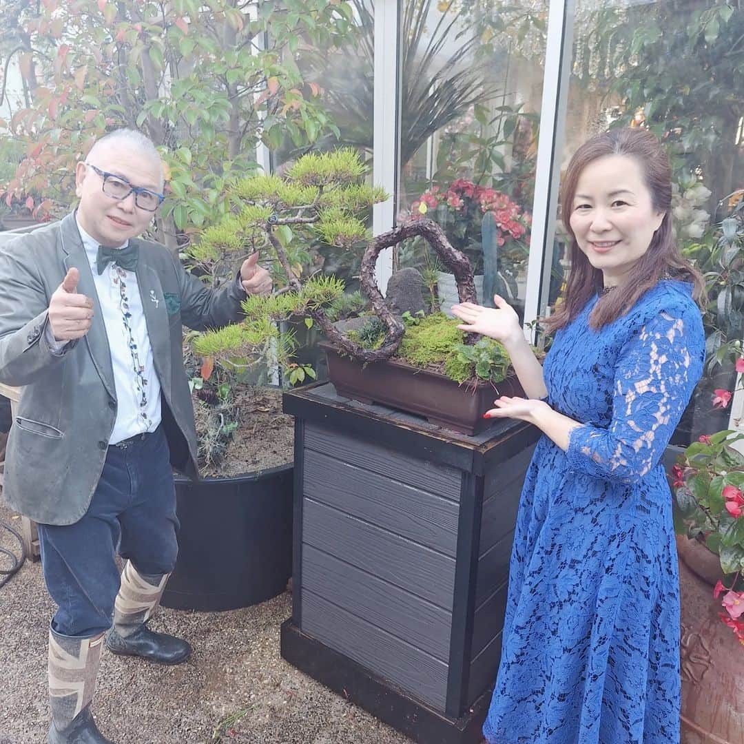 三浦 さやかさんのインスタグラム写真 - (三浦 さやかInstagram)「【盆栽オーナーになりました🎵】 情熱大陸や日本の著名な庭園を てがけられたり、 . エリザベス女王より緑の魔術師と呼ばれ 英国チェルシー賞で11回も世界一 の石原先生がマイ盆栽を長崎の三原庭園で作って下さいました。 . その名も【昇龍】 帝王学で私、昇龍が入ってい それが見えてらっしゃり 驚きです。 . 盆栽、昇り龍に見えませんか？ 立派なものを本当にありがとうございます。 三原庭園に行きたい方は、お声かけて下さいね。世界一を10回以上とられている 石原先生の思考に触れられるのは プライスレスです。  3日で◯◯億のビジネスをしよう！とか 私の次の本は、1億円でなくて 10億円だ！とアドバイスも頂きました🎵  . 開運王子のたまりん、いつもありがとう✨ . 今日セルリアンタワーでランチしてたらばったり、石原先生に！  またまた、大開運です♥️  #三原庭園 #長崎 #石原和幸 #三浦さやか #億女の生活 #起業 #副業 #起業女子  @sayaka_miura プロフィールより、富を生み出す会話術の教科書をプレゼント！」11月30日 23時27分 - sayaka_miura82