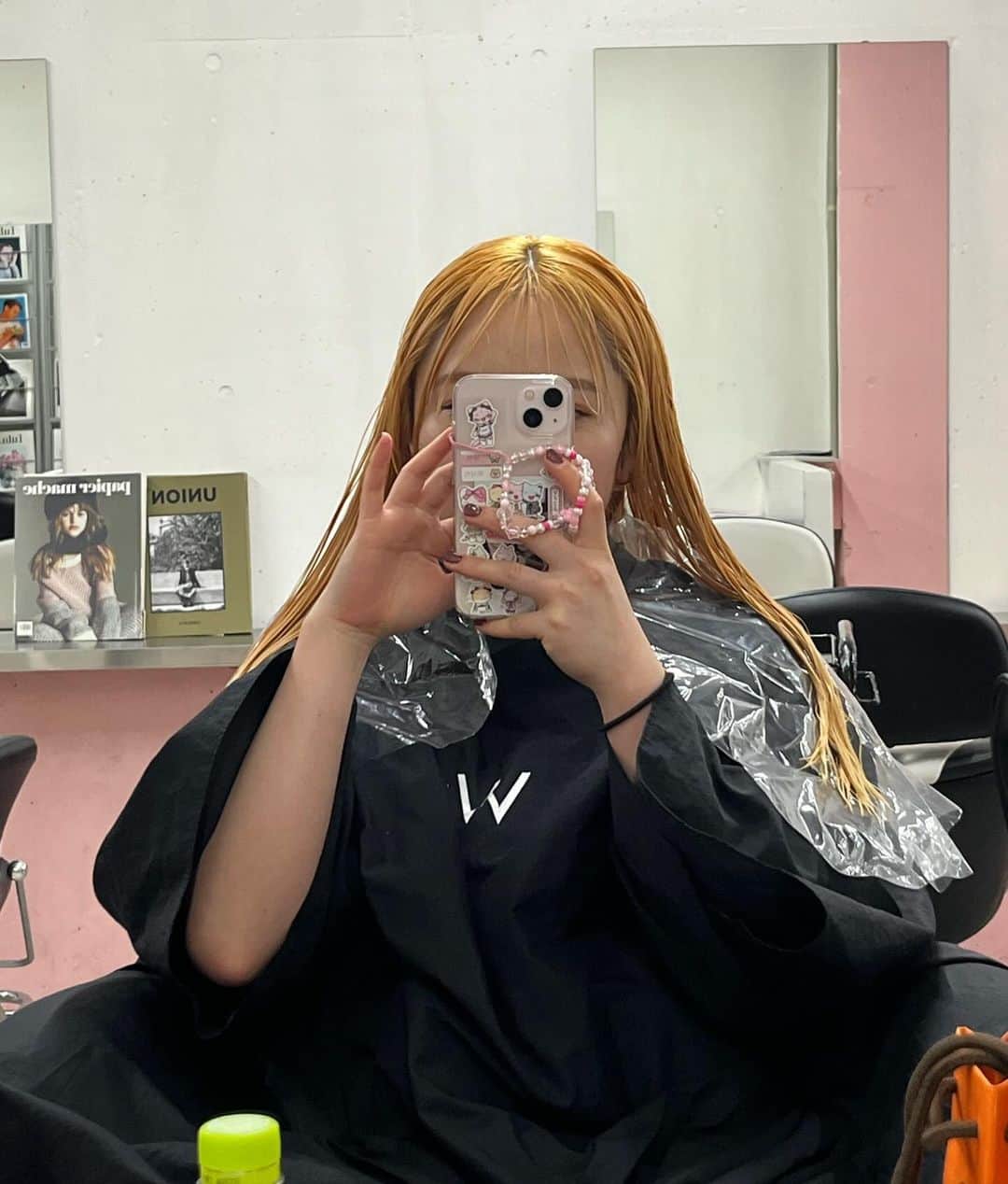 森戸知沙希さんのインスタグラム写真 - (森戸知沙希Instagram)「染めたてはめっちゃパープルだったんだよ！かわいすぎる💟 　 ブリーチまたしたからお手入れ頑張ってる！ 　  　  　 #ヘアカラー  #パープルカラー  #名前わかりません」11月30日 23時30分 - chisaki__morito.official