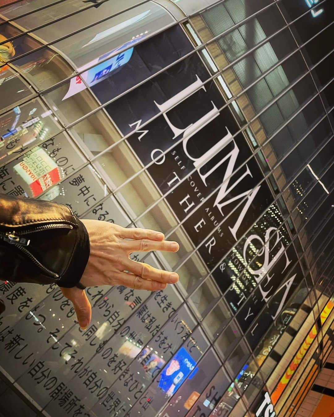 SUGIZOさんのインスタグラム写真 - (SUGIZOInstagram)「In Shibuya‼️😆  #LUNASEA #MOTHER #STYLE」11月30日 23時31分 - sugizo_official