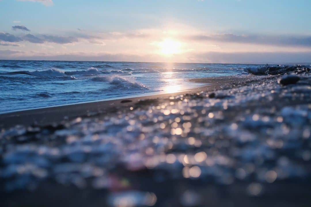 岩倉しおりのインスタグラム：「冬の海の宝石。  冬の海にいくと波打ち際に氷の欠片がたくさん落ちていてそれが夕日に照らされてキラキラとしてきれいだった。」