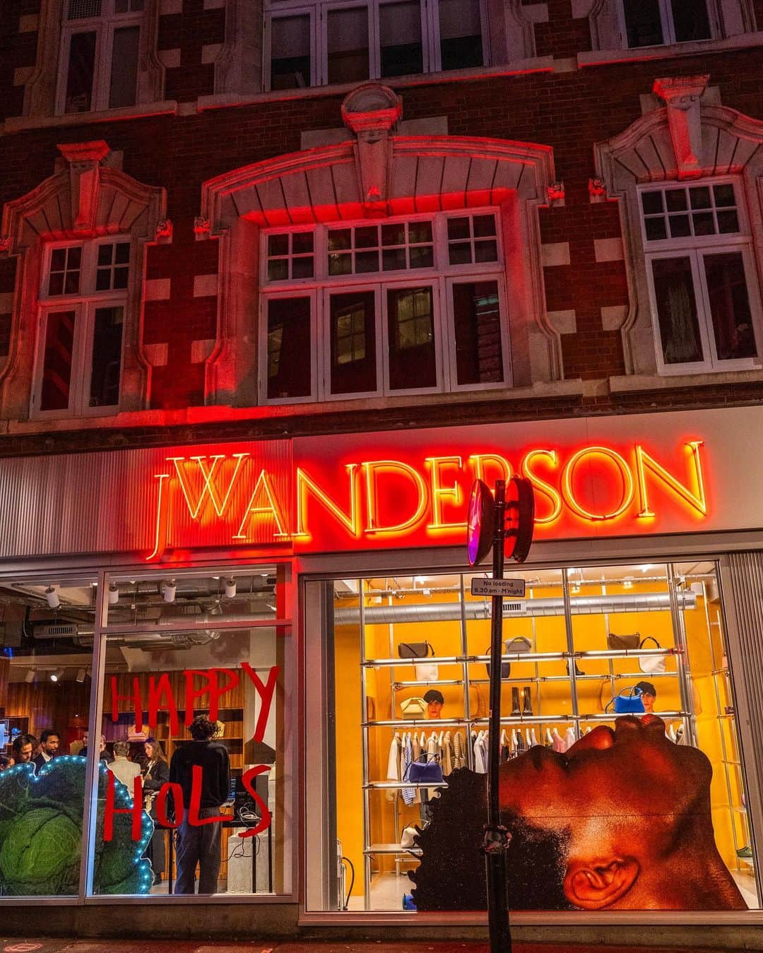 JWアンダーソンさんのインスタグラム写真 - (JWアンダーソンInstagram)「IT’S HOLS SEASON IN LONDON  Celebrating the holiday season at our London store in Soho   #jwanderson #happyhols」11月30日 23時34分 - jw_anderson