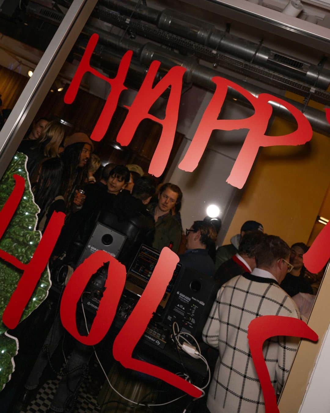 JWアンダーソンさんのインスタグラム写真 - (JWアンダーソンInstagram)「IT’S HOLS SEASON IN LONDON  Celebrating the holiday season at our London store in Soho   #jwanderson #happyhols」11月30日 23時34分 - jw_anderson