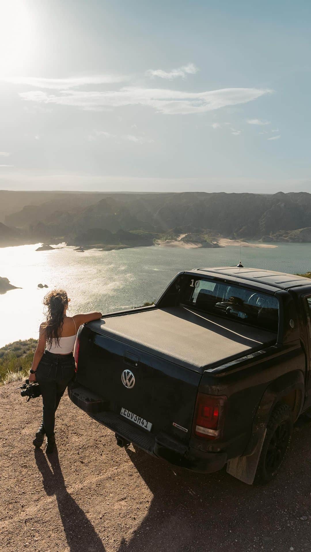 Volkswagen do Brasilのインスタグラム：「Produzir conteúdo trouxe a possibilidade da @marimartinsgobbi de acelerar carros por vários lugares do mundo.  Desde superesportivos até as picapes mais fortes, como a Amarok.  De todos eles, o que mais tirou o sorriso dela ao pisar no acelerador foi a Amarok, tanto pela sensação de estar a bordo da picape mais potente da categoria quanto por poder estar em lugares que poucos chegariam.  Conhecer a Patagônia foi uma das experiências mais insuperáveis que provavelmente ela vai viver, de acordo com ela.  #Amarok #MeuVW #TerritorioAmarok #Publicidade」