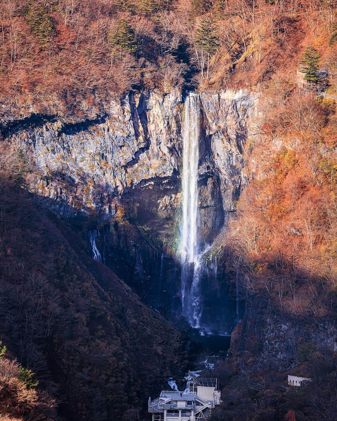 SHOCK EYEさんのインスタグラム写真 - (SHOCK EYEInstagram)「先日訪れた紅葉深まる日光🍁  神橋、いろは坂、ロープウェイに乗って見にいった華厳の滝に中禅寺湖。  どこもかしこも、オレンジ色に染まる山々は本当に綺麗で心が洗われるよう。  聖地として知られる日光は本当に美しい場所だ✨🙏  #日光 #紅葉 #二荒山神社 #神橋 #華厳の滝 #中禅寺湖」11月30日 23時58分 - shockeye_official