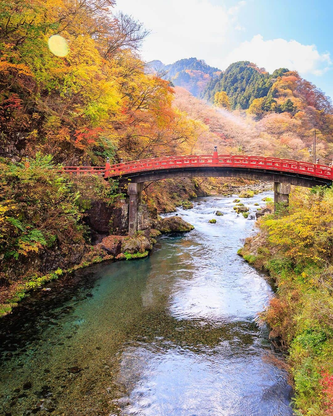 SHOCK EYEのインスタグラム：「先日訪れた紅葉深まる日光🍁  神橋、いろは坂、ロープウェイに乗って見にいった華厳の滝に中禅寺湖。  どこもかしこも、オレンジ色に染まる山々は本当に綺麗で心が洗われるよう。  聖地として知られる日光は本当に美しい場所だ✨🙏  #日光 #紅葉 #二荒山神社 #神橋 #華厳の滝 #中禅寺湖」