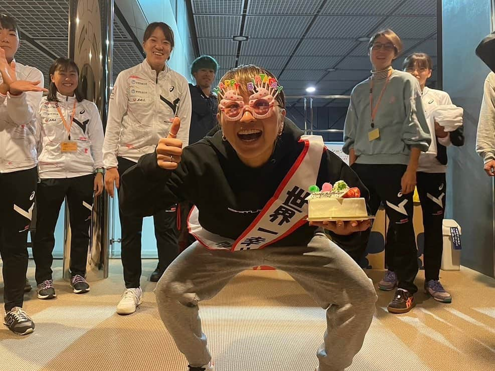 岸本新菜のインスタグラム：「28歳になりました⭐️  ナショナルチーム合宿でお祝いしてもらいました🎂 こんなふうにお祝いしてもらえるなんて 「世界一幸せ者！」笑。 贅沢に2回もお祝いしてもらっちゃいました😂  みんなありがとう🙌ありがとうございましたっ🙈💓  28歳良い年にします👍」