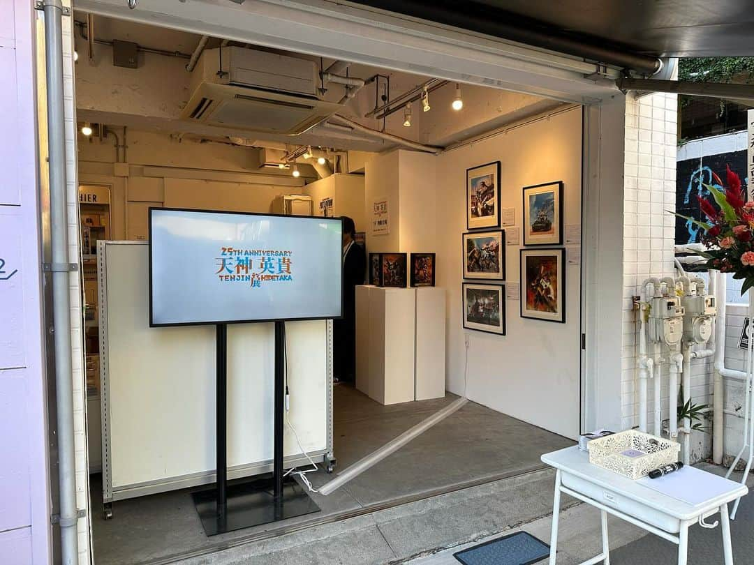 天神英貴のインスタグラム：「本日は天神英貴25周年記念展　内覧会でたくさんの関係者の皆様にお越しいただきました。 明日　12／1からは会期初日となります。 多くの皆様にお越しいただけると嬉しいです。 っていうか来てくださいね！ とてもわかりにくい場所なのでご注意ください！  検索は デザインフェスタＥＡＳＴ と入力して下さいね！  https://edition-88.com/pages/tenjin」