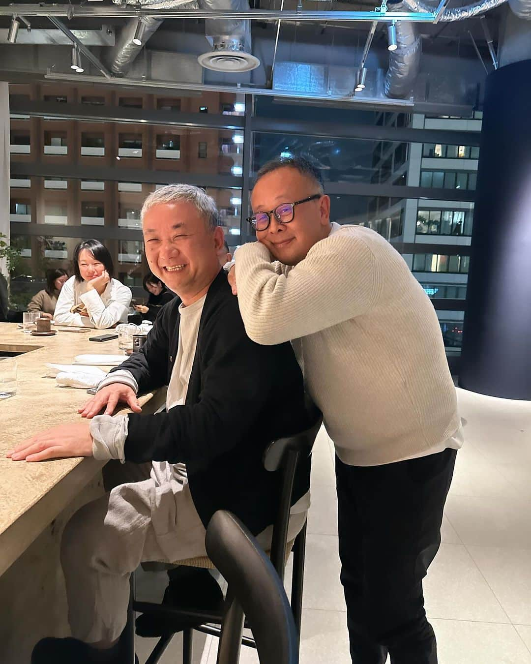 西田善太さんのインスタグラム写真 - (西田善太Instagram)「麻布台ヒルズにザ・コンラン・ショップ&レストラン「オルビー」をためつすがめつ。コンラン代表の中原慎一郎の笑顔が隣に🥹おめっとさんです。オルビーはuguisuの紺野真シェフチームが最善のサービスで。代官山に続いてコンランショップ広がってるね！ #theconranshop」11月30日 23時56分 - zentanishida