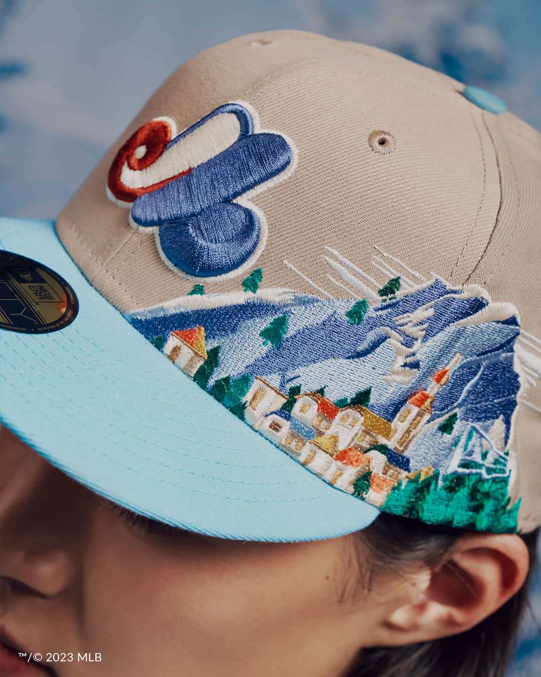 ニューエラ・キャップのインスタグラム：「Day 2 of the New Era Holiday Drops is here. The Snowcapped collection’s embroidered mountain scene will have you looking chilly without the chill.  Receive a free Gold Ornament on orders of $100 or more.」