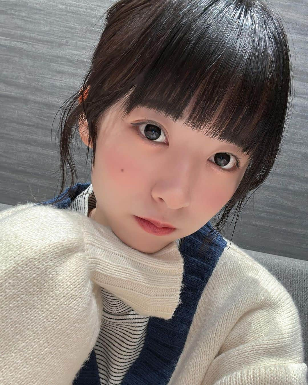 橋本美桜のインスタグラム：「お仕事復帰1日目の撮影の日、髪の毛短くなったのにメイクさんがオシャレなポニテしてくれた🍀*゜」