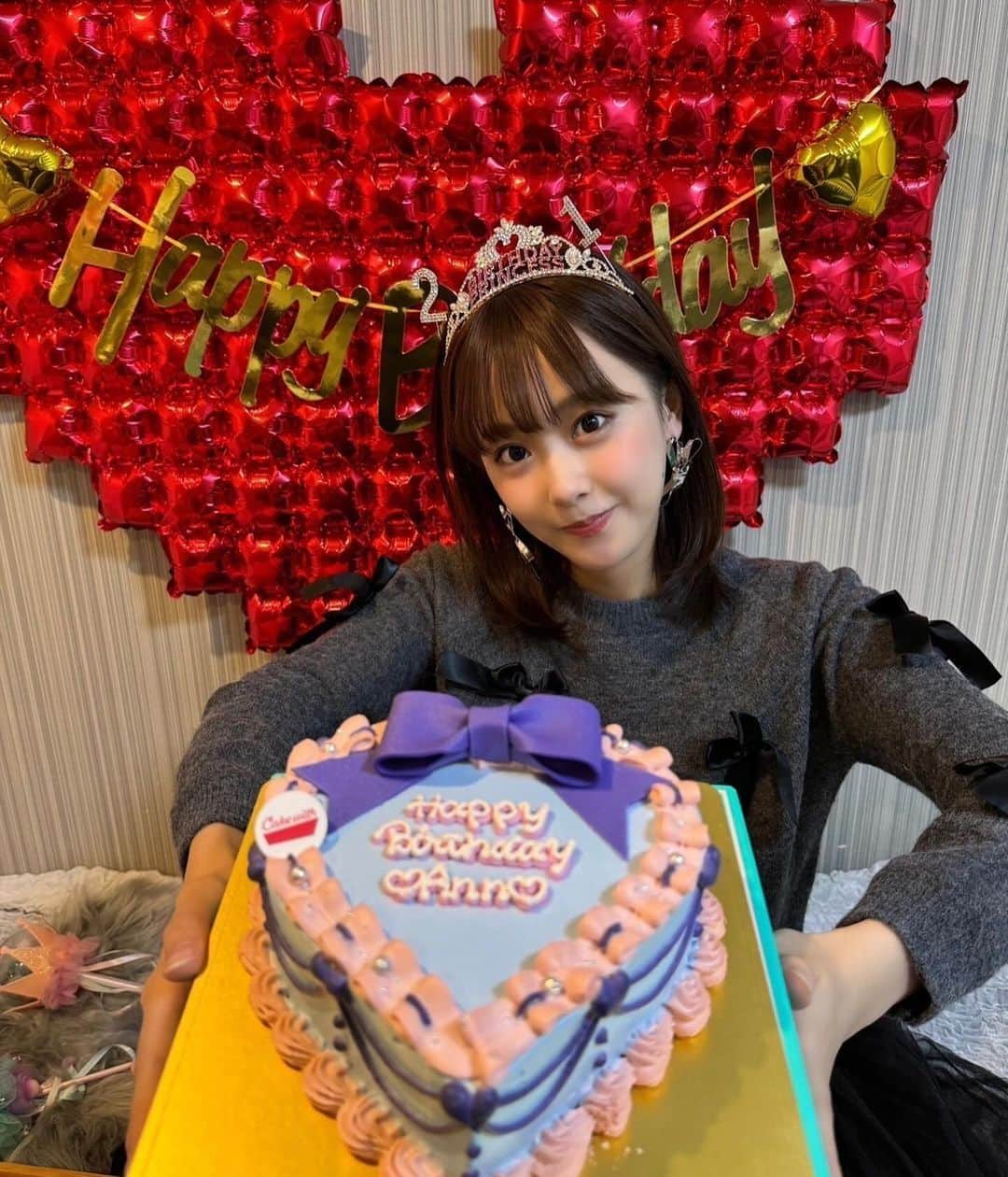 古川杏のインスタグラム：「12月1日 21歳になりました！  実は0:00にあげたくて誕生日前夜祭しました🤭  家族、事務所の方々、友達、私に関わってくださってる全ての方々がたくさんの大きな愛で包んでくださって、見守ってくださっているから毎日笑顔で過ごせてます！感謝の気持ちでいっぱいです。  20歳、なにもわからない大人の世界に飛び込んで色んな新しい経験をさせていただいて、ココロが色んな意味ですごく成長した1年でした。  そして私にとって半年前位からこんなにフォロワーさんが増えたことが1年で１番変わったことでした🌟  いつもコメントくれたりいいねくれたりストーリーで拡散してくれたりDMくれたり全部見てます👀私のことをスキでいてくれる限り全力でお応えしたいです笑  少し考えごとしちゃうときもみんながいるから頑張ろうと思えます！ご飯をいっぱい食べることを全肯定してくれるのも嬉しい🤭  これからもたくさん応援してくれると嬉しいです！そして今年こそ皆さんにお会いできる機会があればなと思います！  21歳私が描いていた21歳になれるかどうかわからないけど21歳に見合った人になれますように✨21歳も頑張るたのしむ🎶  #お誕生日#happybirthday#dday#21歳#ケーキ#誕生日パーティー#cake#cakewith_PR#happyday#anniversary」