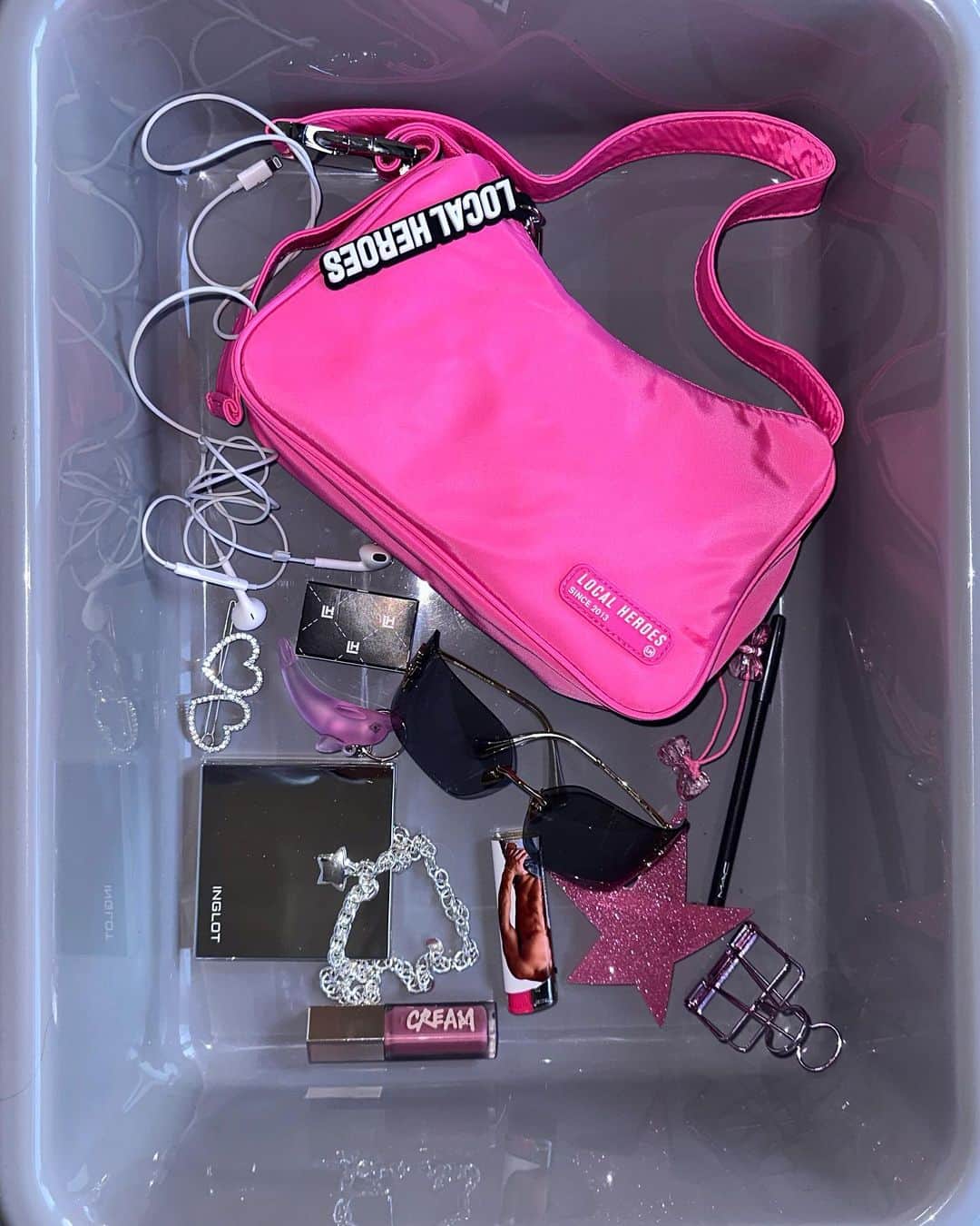 LOCAL HEROESのインスタグラム：「LH BAGS 2.0 just arrived!  Pink: Only a true y2k girl can own this bag. Hot and rich blondie ( rich only on instagram ) Britney Spears and Mean Girls are her goddesses, she only accepts apologies in cash, glitter and a fun keychain are always in her bag, animal spirit chihuahua, ‘it girl’ is current fav song. 🎀👛💗💅🏻👱🏻‍♀️💸」