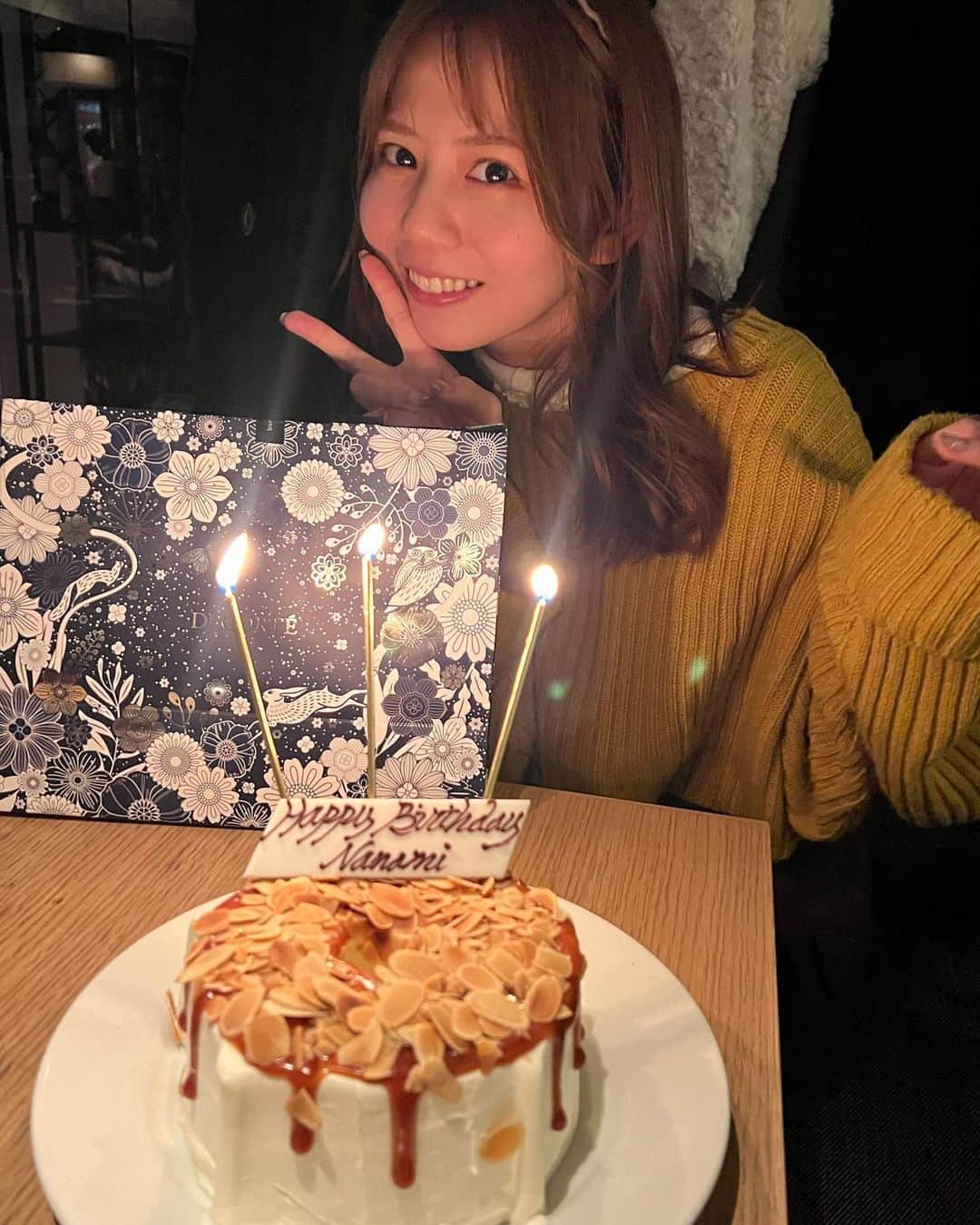 田辺奈菜美のインスタグラム：「11月充実してた誕生月でした🐣 12月も幸せ気分でいられますように❤︎ この前友達にお祝いしてもらったよー！」