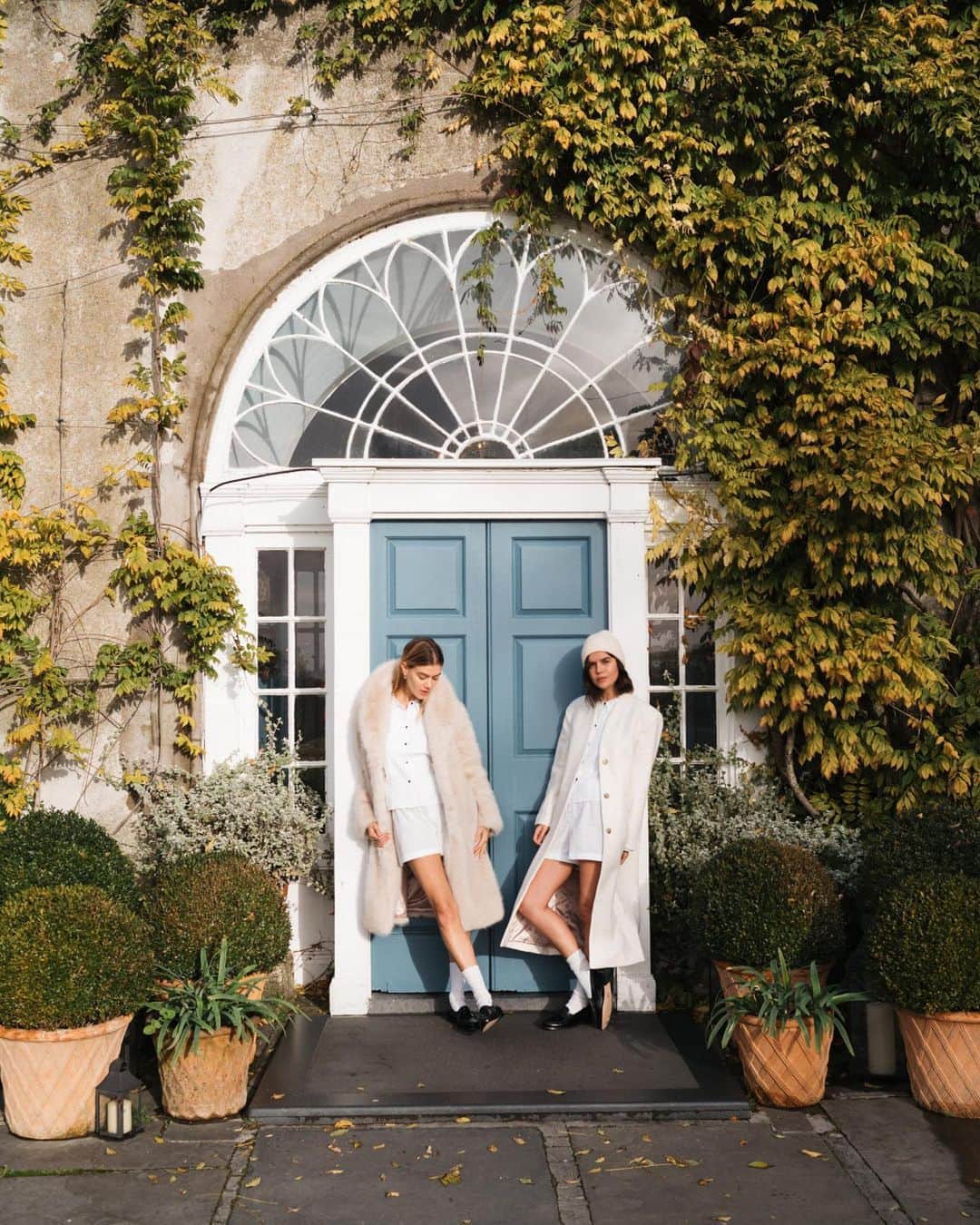 のインスタグラム：「Our warmest coats and most polished PJs with @joannahalpin & @sarahhalpin in Ireland」