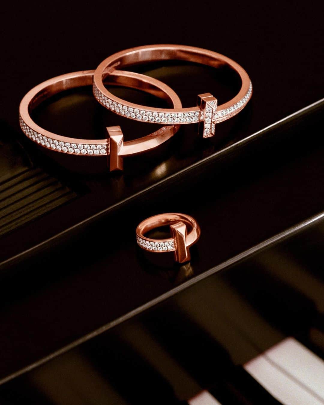 ティファニーのインスタグラム：「Today, tomorrow and every day after. The Tiffany T collection captures the spirit of the holiday and the wonder of the season with designs that feature our iconic, beveled T motif, eye-catching details and sparkling hand-set diamonds. Link in bio. #ATiffanyHoliday #TiffanyT #TiffanyAndCo」
