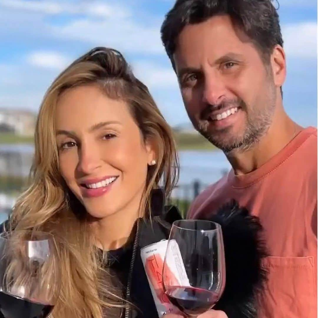 Claudia Leitteさんのインスタグラム写真 - (Claudia LeitteInstagram)「Adoro vinho porque não precisa de um ocasião especial para beber, ele faz a ocasião ser especial 🍷 Essa retrospectiva é para marcar 1 ano ao lado da @artsevinhos os melhores vinhos em lata que você vai experimentar. Uma marca linda, moderna e jovem, que tenho o maior orgulho de fazer parte 💜 Se é para valorizar o que é nosso, trocar a formalidade de beber vinhos pela diversão e apoiar uma mulher empreendedora @jaquelinebarsi eu to dentro 🫶」12月1日 0時04分 - claudialeitte