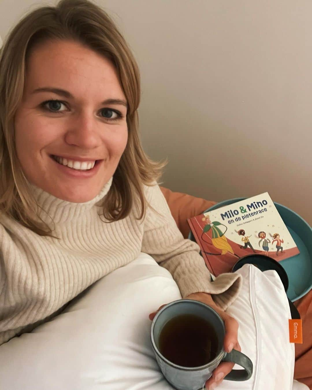 ダフネ・シパーズのインスタグラム：「On a cold November day, all you need is tea, a good book (could be a good children’s book ;-)), some ‘Sinterklaas’ treats, and a cozy bed. Not missing those endless runs in the woods in this weather, that’s for sure! 😏❄️  #slaapbovenalles #ontwaakopjebest #ad」