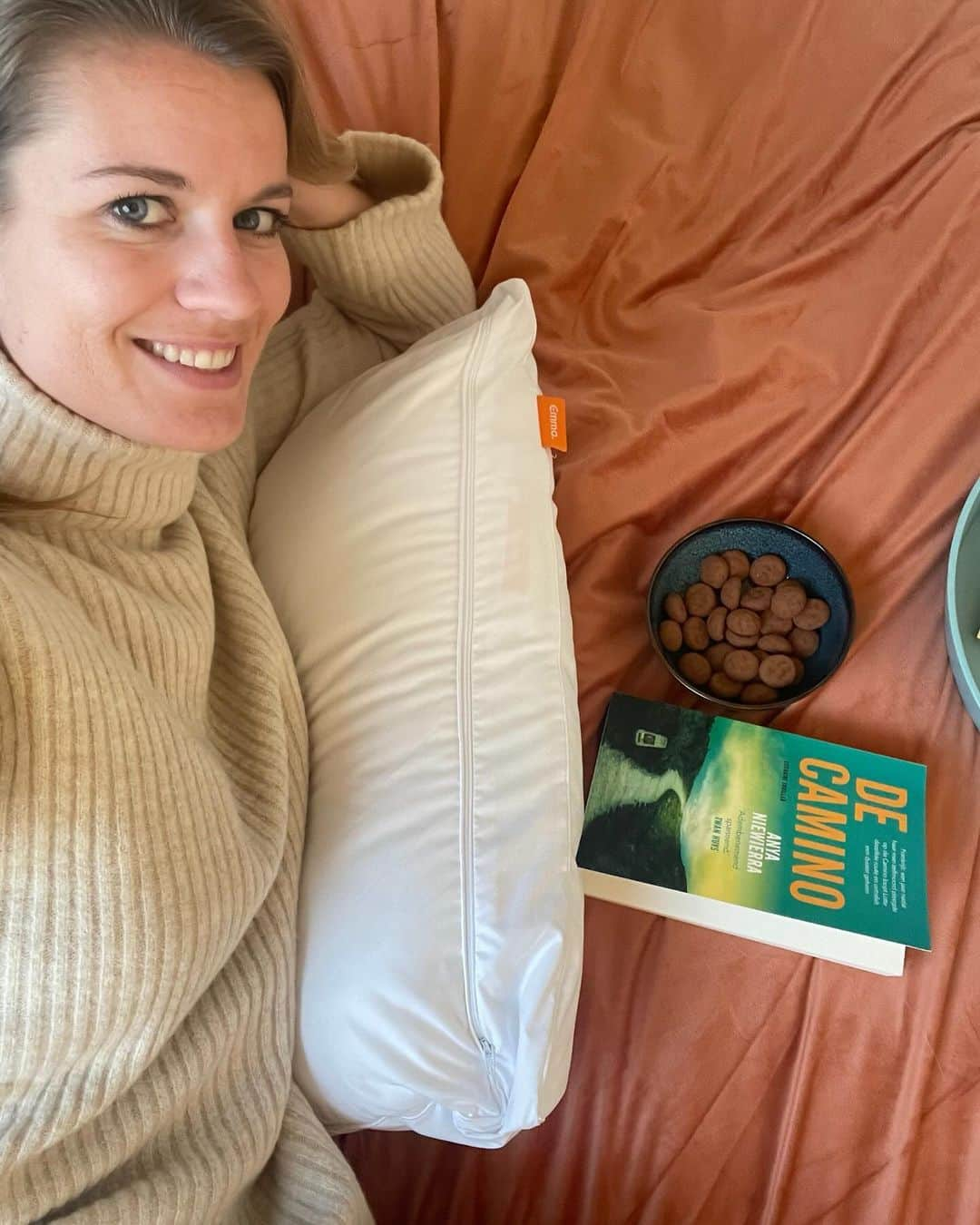 ダフネ・シパーズさんのインスタグラム写真 - (ダフネ・シパーズInstagram)「On a cold November day, all you need is tea, a good book (could be a good children’s book ;-)), some ‘Sinterklaas’ treats, and a cozy bed. Not missing those endless runs in the woods in this weather, that’s for sure! 😏❄️  #slaapbovenalles #ontwaakopjebest #ad」12月1日 0時04分 - dafne_schippers