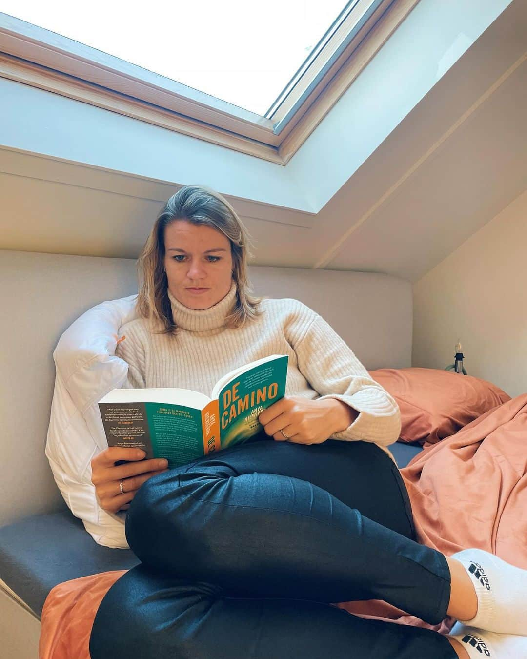 ダフネ・シパーズさんのインスタグラム写真 - (ダフネ・シパーズInstagram)「On a cold November day, all you need is tea, a good book (could be a good children’s book ;-)), some ‘Sinterklaas’ treats, and a cozy bed. Not missing those endless runs in the woods in this weather, that’s for sure! 😏❄️  #slaapbovenalles #ontwaakopjebest #ad」12月1日 0時04分 - dafne_schippers