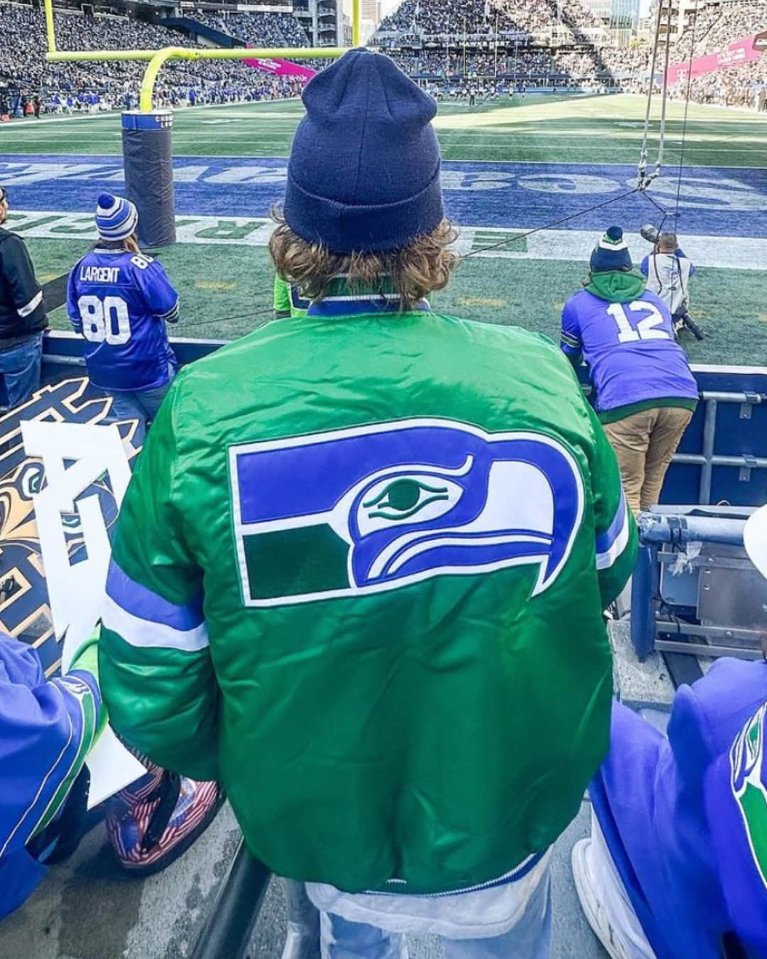 スターターのインスタグラム：「@jay_croft in the end zone 🏈 – Seahawks vs Cowboys #StarterOfficial」