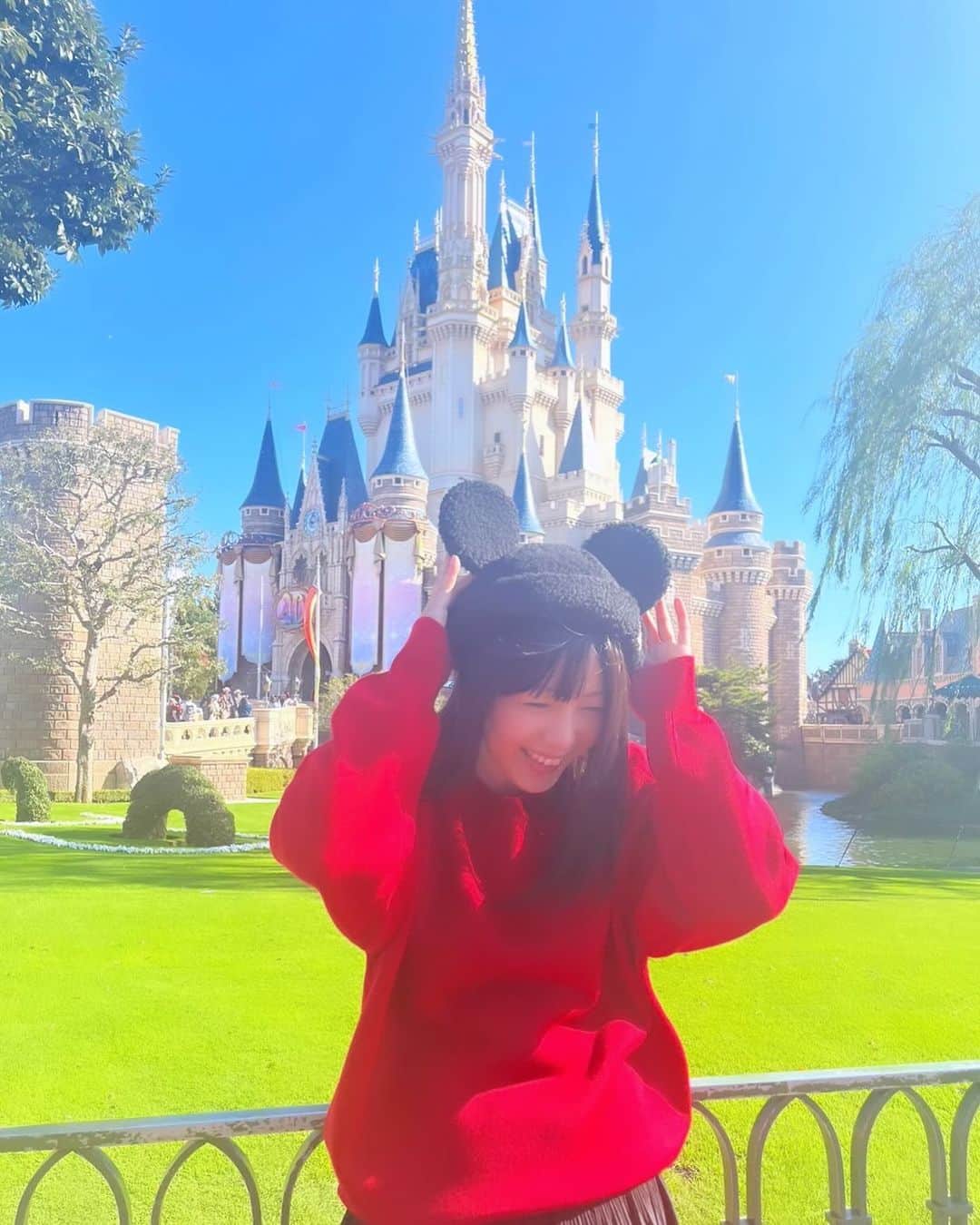 七海ななのインスタグラム：「七海なな直筆年賀状77名様プレゼント2024🎁 11月のInstagramななほろ生放送で4つのキーワードを集めて組み合わせると、ある文字が！！ 年賀状が誰でも必ずGetできちゃうよ🌸 新春ななの年賀状で年明けしちゃお💖 http://blog.livedoor.jp/nanablo/archives/61044906.html  ちなみに写真は、みひろさんが撮ってくれました〜ふふふ📸💖 #七海なな #七海なな直筆年賀状2024」