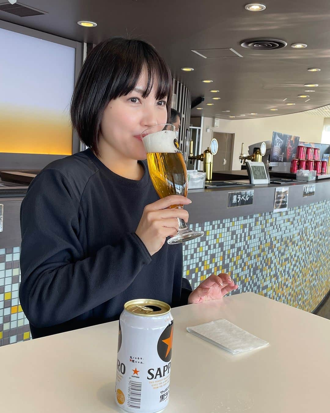 古賀麻里沙さんのインスタグラム写真 - (古賀麻里沙Instagram)「みなさんこんばんは🌛 今日も飲んでますか？？酔い子の味方、ビールおねえさん古賀麻里沙です。  今宵のご褒美ールは黒ラベル🍻  サッポロビール 千葉ビール園で工場見学後の一杯。やっぱり試飲タイムが一番楽しいですよねぇ☺️工場出来立ての黒ラベル最高かよ。  ——————————————— サッポロビール 黒ラベル アルコール度数:5% 主原料:麦芽、米、ホップ、コーン、スターチ ———————————————  #今宵のご褒美ール #ビール #クラフトビール #ビール女子 #ご褒美ール #今宵のご褒美ール  #啤酒 #beer #craftbeer #乾杯 #生ビール #飯テロ #深夜の飯テロ  #サッポロビール #黒ラベル」12月1日 0時09分 - arisa_koga19871216