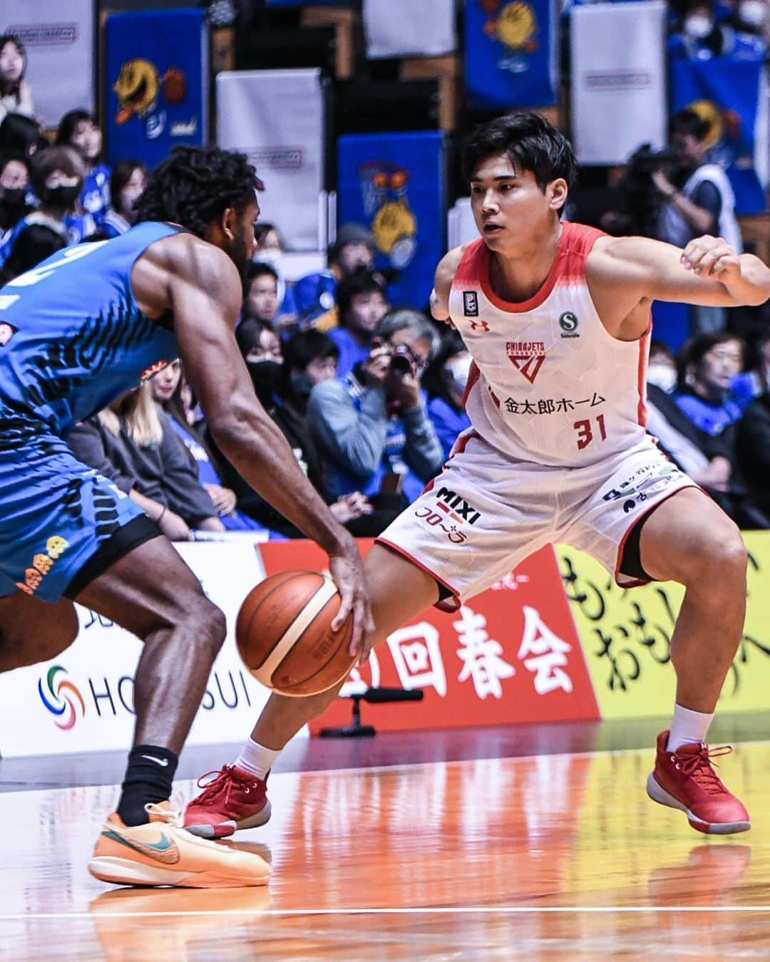 千葉ジェッツさんのインスタグラム写真 - (千葉ジェッツInstagram)「試合風景📸  B.LEAGUE2023-24 vs.島根 🏀試合終了🏀 島根 83-87 千葉  #価値ある一勝 #逆転勝利 #明日も頑張ろう #chibajets #Bリーグ #千葉ジェッツ #バスケ #basketball #portrait  #photograph #ジェッツ写真部 #レンズ越しの世界 #応炎📣🔥 #ありがとうございました✨」12月1日 0時24分 - chibajets_official