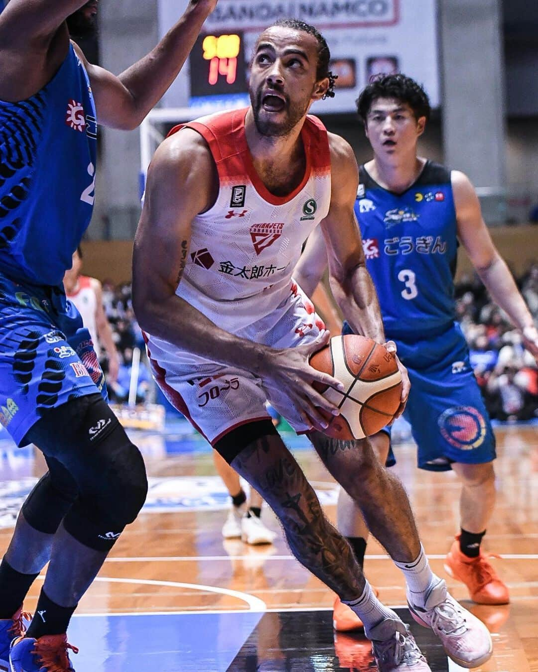 千葉ジェッツさんのインスタグラム写真 - (千葉ジェッツInstagram)「試合風景📸  B.LEAGUE2023-24 vs.島根 🏀試合終了🏀 島根 83-87 千葉  #価値ある一勝 #逆転勝利 #明日も頑張ろう #chibajets #Bリーグ #千葉ジェッツ #バスケ #basketball #portrait  #photograph #ジェッツ写真部 #レンズ越しの世界 #応炎📣🔥 #ありがとうございました✨」12月1日 0時24分 - chibajets_official