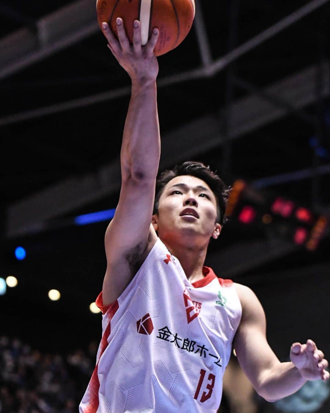 千葉ジェッツさんのインスタグラム写真 - (千葉ジェッツInstagram)「試合風景📸  B.LEAGUE2023-24 vs.島根 🏀試合終了🏀 島根 83-87 千葉  #価値ある一勝 #逆転勝利 #明日も頑張ろう #chibajets #Bリーグ #千葉ジェッツ #バスケ #basketball #portrait  #photograph #ジェッツ写真部 #レンズ越しの世界 #応炎📣🔥 #ありがとうございました✨」12月1日 0時24分 - chibajets_official