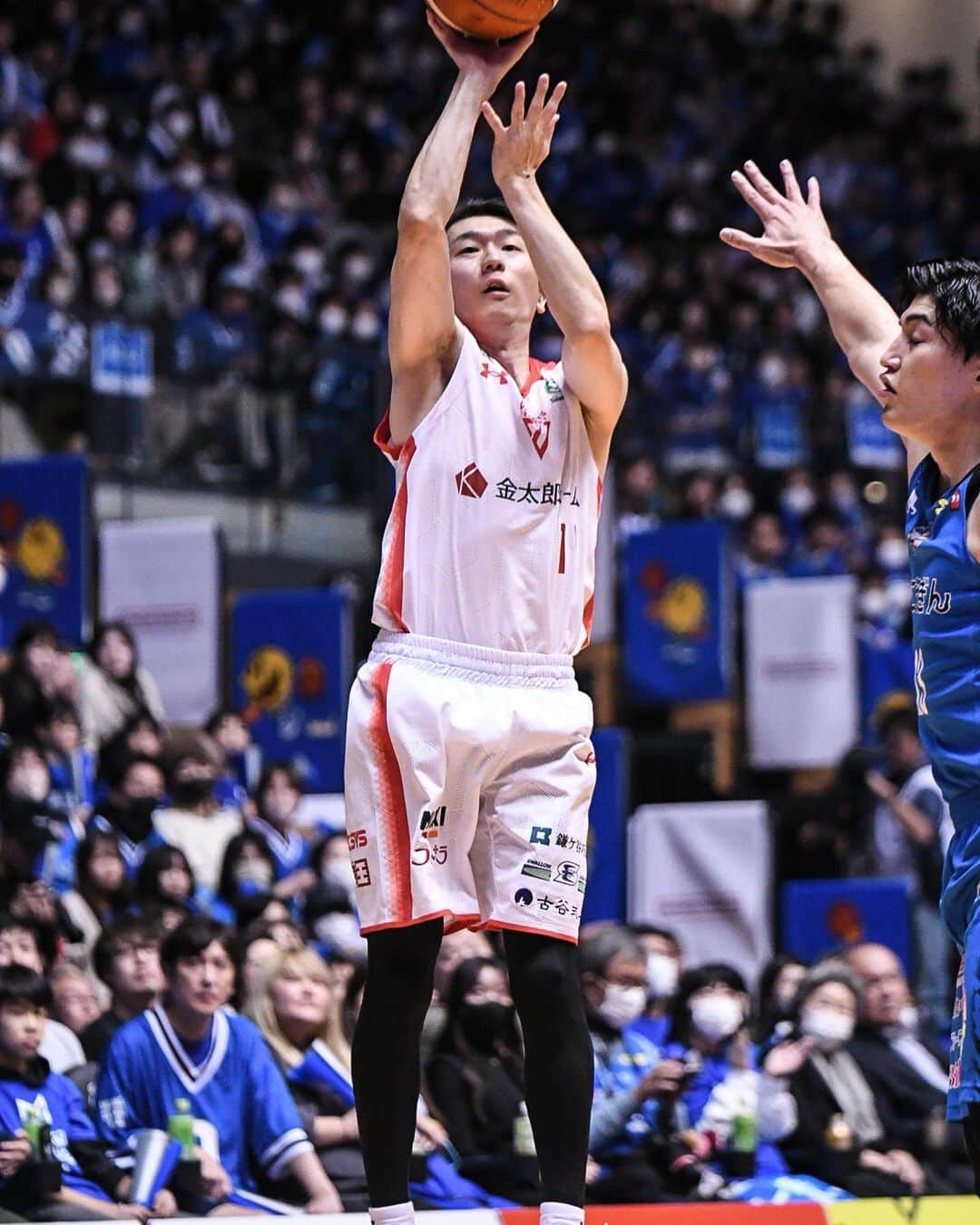 千葉ジェッツさんのインスタグラム写真 - (千葉ジェッツInstagram)「試合風景📸  B.LEAGUE2023-24 vs.島根 🏀試合終了🏀 島根 83-87 千葉  #価値ある一勝 #逆転勝利 #明日も頑張ろう #chibajets #Bリーグ #千葉ジェッツ #バスケ #basketball #portrait  #photograph #ジェッツ写真部 #レンズ越しの世界 #応炎📣🔥 #ありがとうございました✨」12月1日 0時24分 - chibajets_official