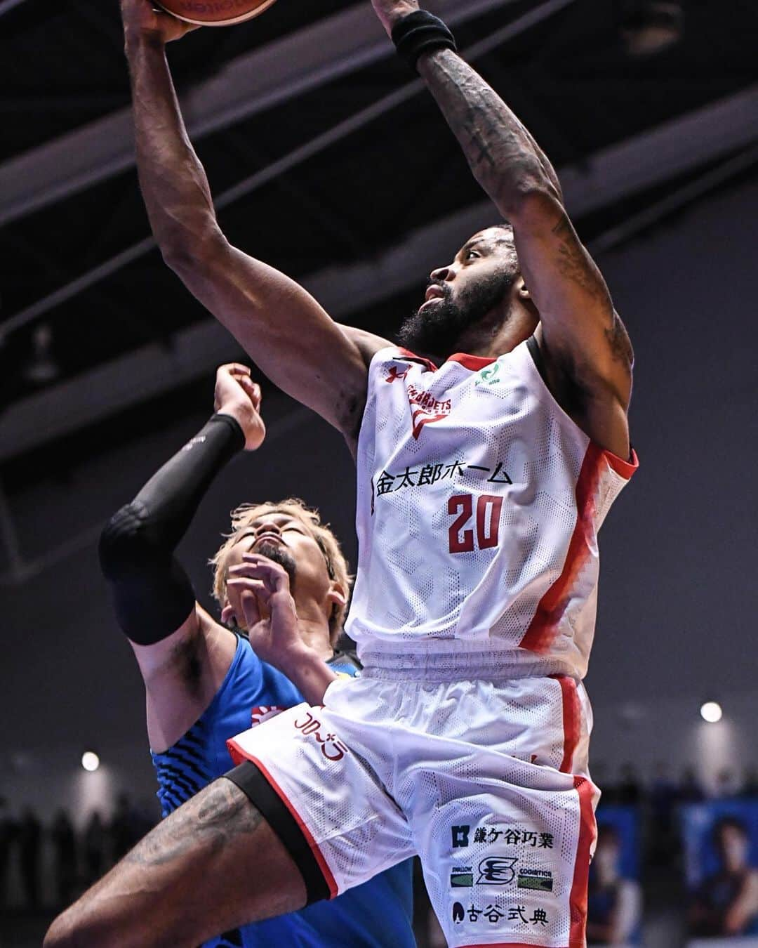 千葉ジェッツさんのインスタグラム写真 - (千葉ジェッツInstagram)「試合風景📸  B.LEAGUE2023-24 vs.島根 🏀試合終了🏀 島根 83-87 千葉  #価値ある一勝 #逆転勝利 #明日も頑張ろう #chibajets #Bリーグ #千葉ジェッツ #バスケ #basketball #portrait  #photograph #ジェッツ写真部 #レンズ越しの世界 #応炎📣🔥 #ありがとうございました✨」12月1日 0時24分 - chibajets_official