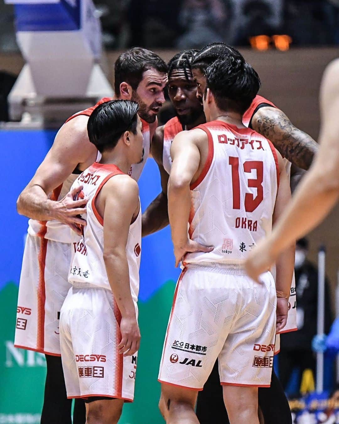 千葉ジェッツさんのインスタグラム写真 - (千葉ジェッツInstagram)「試合風景📸  B.LEAGUE2023-24 vs.島根 🏀試合終了🏀 島根 83-87 千葉  #価値ある一勝 #逆転勝利 #明日も頑張ろう #chibajets #Bリーグ #千葉ジェッツ #バスケ #basketball #portrait  #photograph #ジェッツ写真部 #レンズ越しの世界 #応炎📣🔥 #ありがとうございました✨」12月1日 0時24分 - chibajets_official