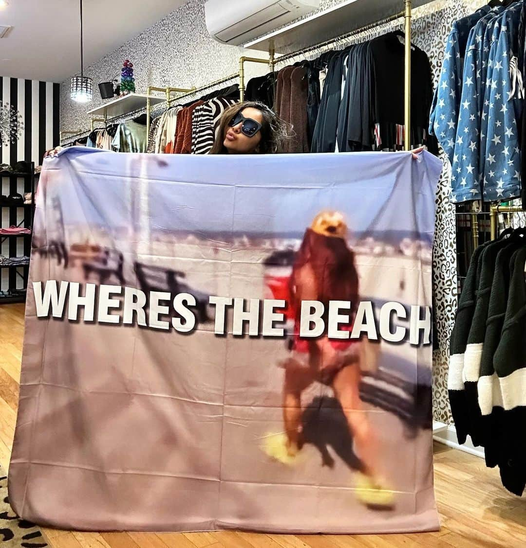 ニコール・ ポリッツィのインスタグラム：「MY TAPESTRIES 🔥💃🏽 #wheresthebeach #imagoodperson」