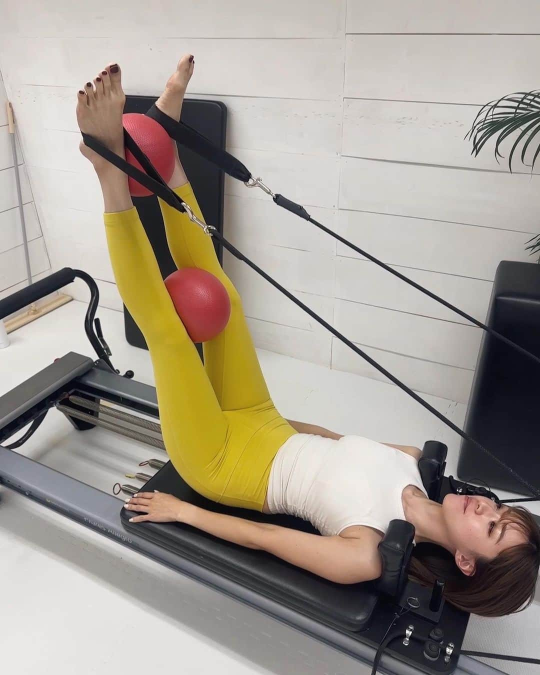 咲月美優さんのインスタグラム写真 - (咲月美優Instagram)「💛🔴⚡️ . pilates!! . このウェア着てスタジオ行ったら ピカチュウって言われるから フィルターつけて遊んでた😂⚡️ . レッスン中にさきが 「これ使うわ！」って持ってきた 赤のピラティスボールで もうピカチュウの完成🙆‍♀️o'ᆺ'o笑 @sakipilates  . . . #pilates #pilateslovers #pilatesbody  #ピラティス #ピラティススタジオ #ピラティス女子 #ピラティスウェア #ピラティス大阪 #lululemon  #pokemon #pikachu  .」12月1日 0時23分 - s.miyutyyy