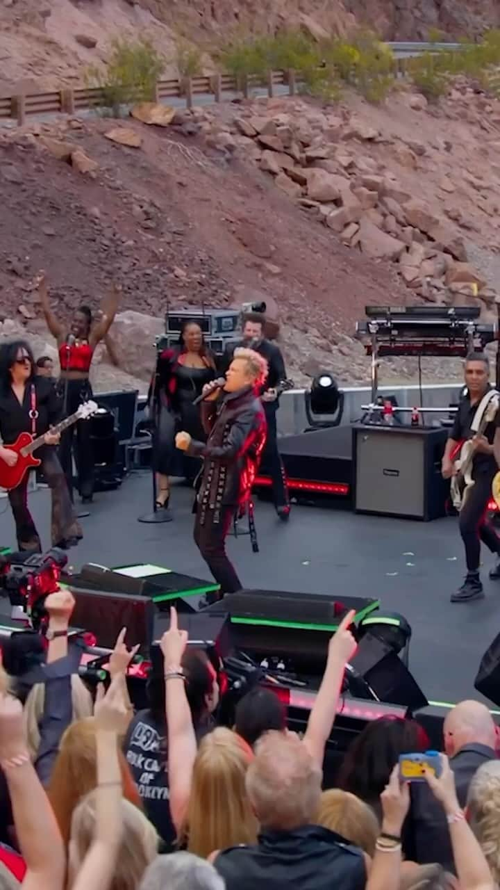 ビリー・アイドルのインスタグラム：「A little behind-the-scenes at the @walasvegas and the incredible show at Hoover Dam with 250 lucky fans in attendance! You can stream the ‘Billy Idol: State Line’ concert film on demand on @veeps today!」