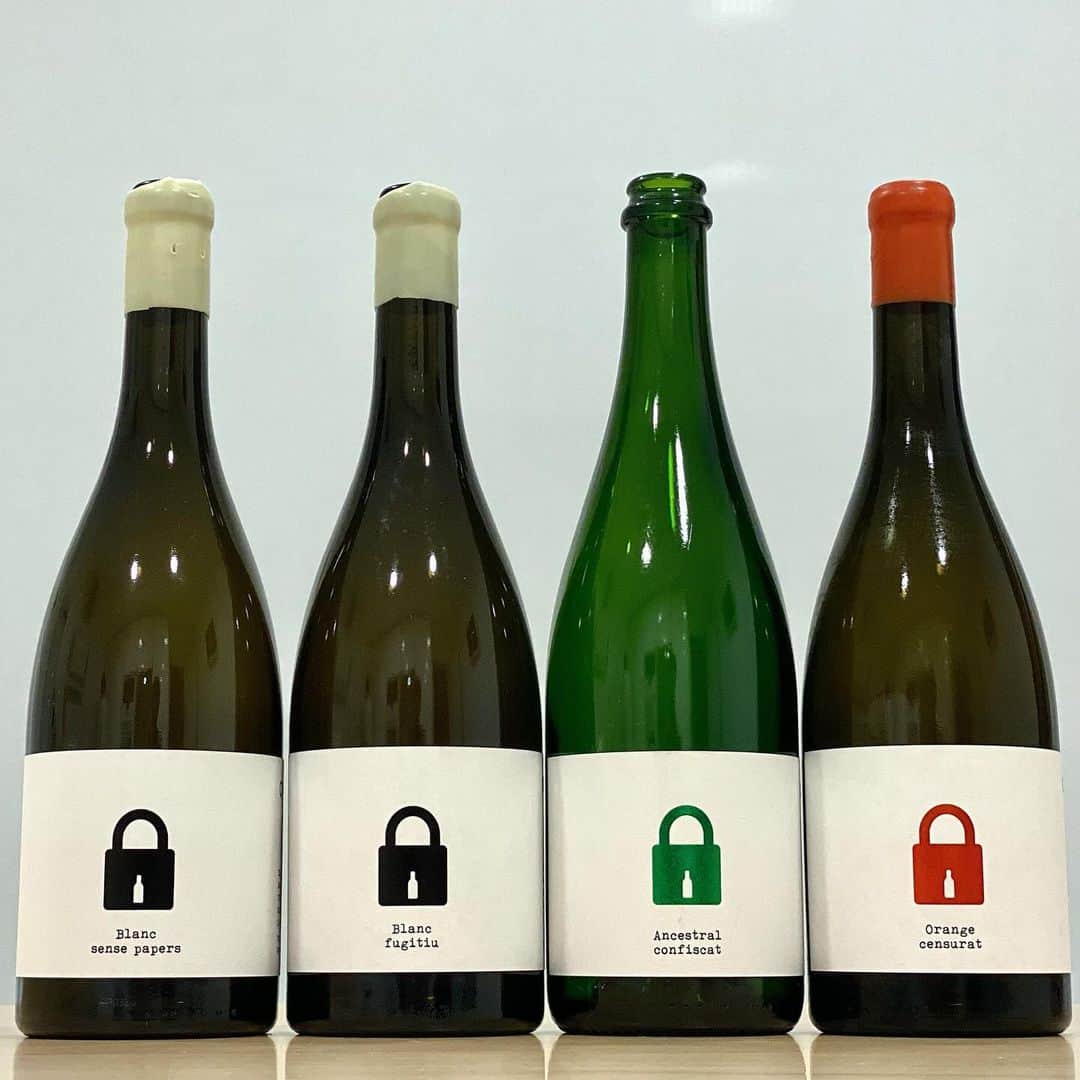 エンリケ・ソラ・クレメンテのインスタグラム：「Bodega Clandestina es un proyecto que se inició en 2018 en Sant Martí Sarroca, un municipio del Penedès, por el agricultor y enólogo Ferrán Lacruz, cuyo objetivo es producir vinos estrictamente limpios hechos sólo con uvas. Cultiva 8 hectáreas de viñedos viejos bajo una agricultura ecológica y biodinámica, donde trabaja con uvas mediterráneas locales como Xarel·lo, Cariñena Blanca, Macabeo y Malvasía, pero siempre siguiendo un criterio muy importante para él, el sentido común. Principalmente, está elaborando vinos monovarietales y parcelarios. Le gusta elaborar varios vinos de la misma parcela pero con diferentes vinificaciones y crianzas en distintos materiales, así puede jugar e intentar conseguir el vino más complejo de cada parcela. Intenta trabajar preciso para conseguir vinos limpios, puros, vivos, libres…así que intenta hacer lo mínimo para expresar al máximo su región. La principal razón por la que inició este viaje a la producción de vino sin nada añadido fue el sentido de pertenencia y los sentimientos que tiene por su región, el Penedés. Quiere mostrar a todo el mundo lo orgulloso que está de haber nacido allí dando a degustar la interpretación personal de su zona. Cree que un elaborador de vino tiene la responsabilidad de ser un embajador de su región y la única manera de mostrar esta representación pura de lo que son, es produciendo vinos limpios sin nada añadido. Degustados en Rovini Multi.  Blanc Sense Papers 2022: Xarel·lo vendimiado en 4 períodos de madurez de la viña "Fassina" (57 años) en Sant Sebastià dels Gorgs y la viña "Molinet" (63 años), también situada en Sant Sebastià. Fermentación alcohólica espontánea con levaduras autóctonas en depósitos de acero inoxidable. Crianza de 4 meses en damajuanas y tanque de hormigón. Embotellado sin clarificar, sin filtrar y sin sulfitos añadidos.  Blanc Fugitui 2022: Xarel·lo que proviene de la viña "Serral" (plantado en vaso hace 53 años). Fermentacion espontánea con los hollejos durante 3 semanas, FML espontánea en inox y crianza durante 3 meses en barricas de 500 L de 3er año. Embotellado sin clarificar, sin filtrar y sin sulfitos añadidos.  ⬇️ ⬇️ ⬇️ ⬇️ ⬇️ ⬇️ ⬇️」