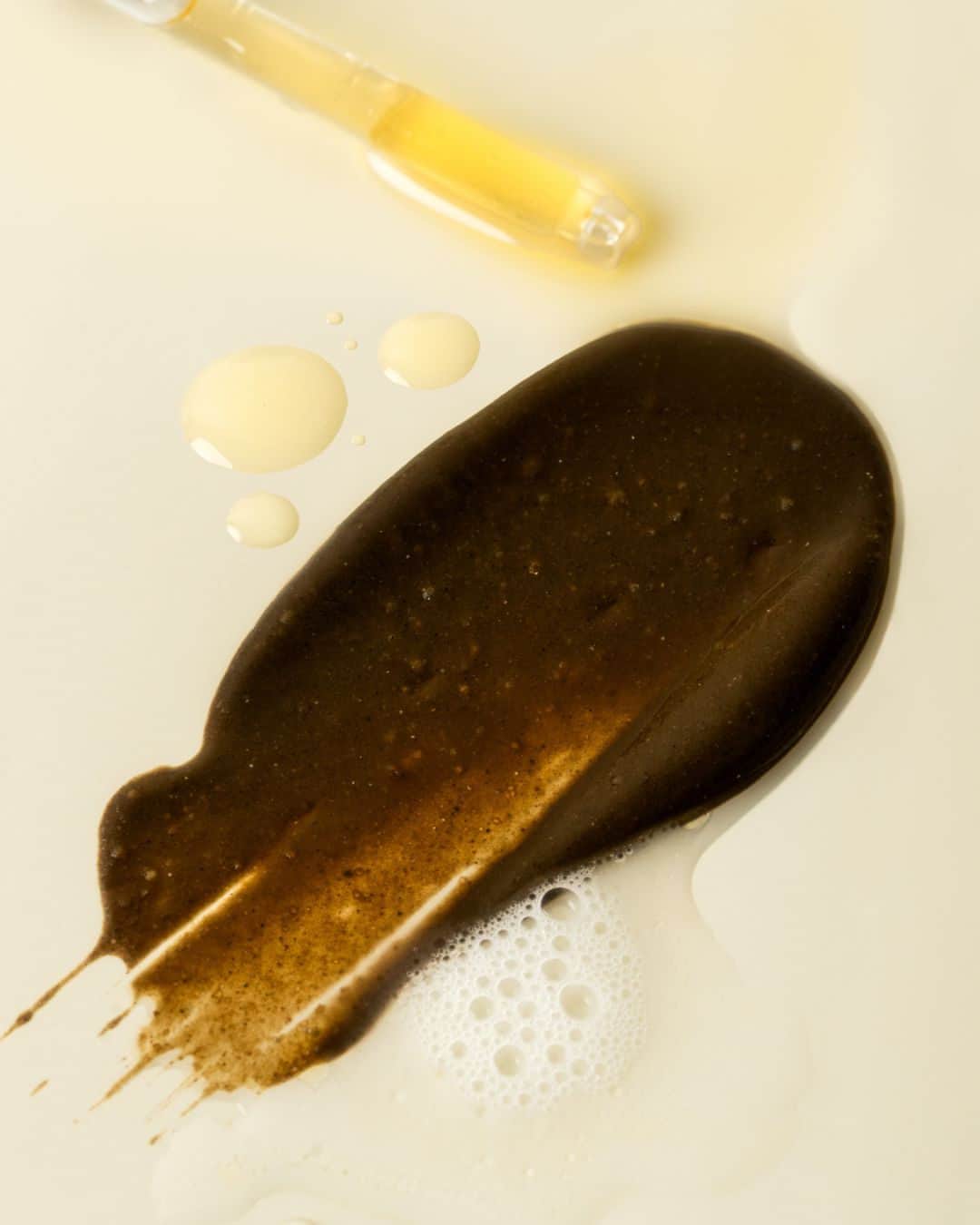 KORA Organicsのインスタグラム：「Cleanse, exfoliate and nourish your skin with this 3-step ritual powered by certified organic noni fruit 🌱  Noni fruit contains powerful antioxidant properties that help protect the skin from environmental damage + premature aging, while promoting skin’s natural radiance ✨  1 Milky Mushroom Gentle Cleansing Oil  2 Turmeric Brightening & Exfoliating Mask 3 Noni Flow Face Oil」
